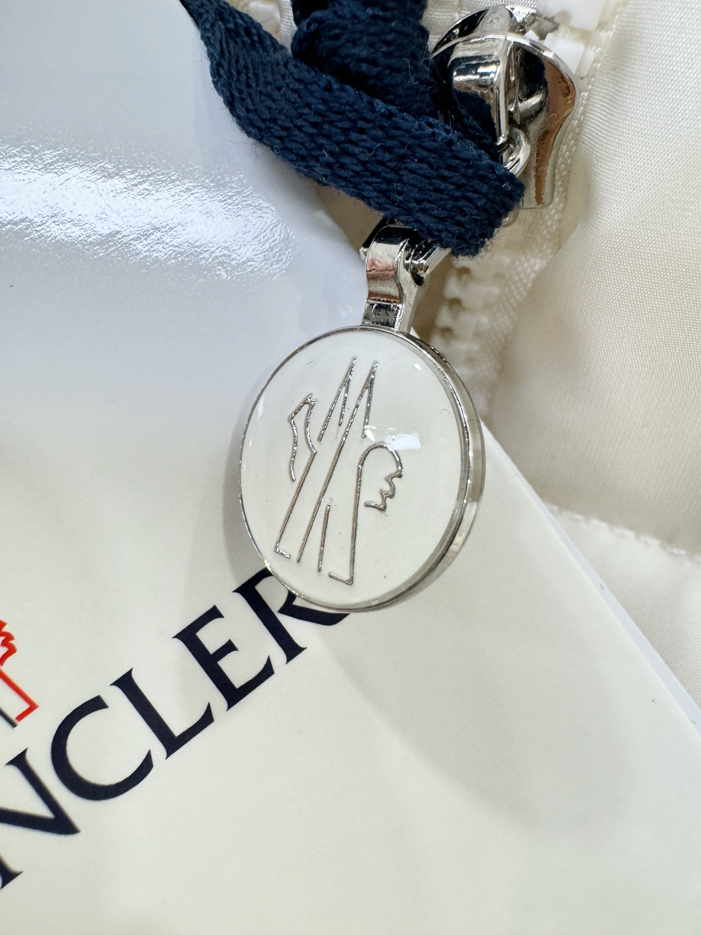 Moncler蒙口 2025新款羽绒服，秀场新品，品相非常完美，专柜高科技防水面料，内里90%白鹅绒填充