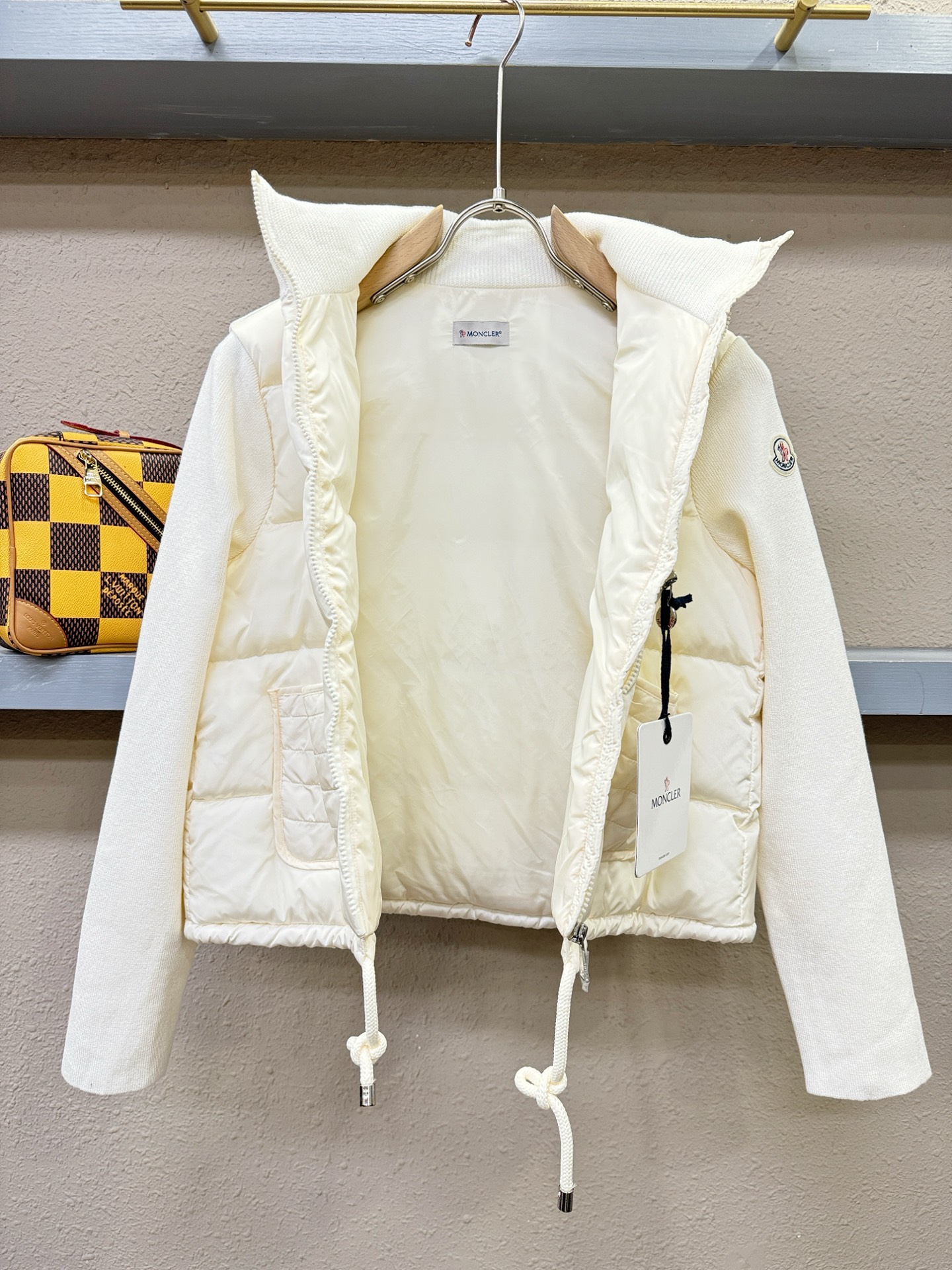 Moncler蒙口 2025新款羽绒服，秀场新品，品相非常完美，专柜高科技防水面料，内里90%白鹅绒填充