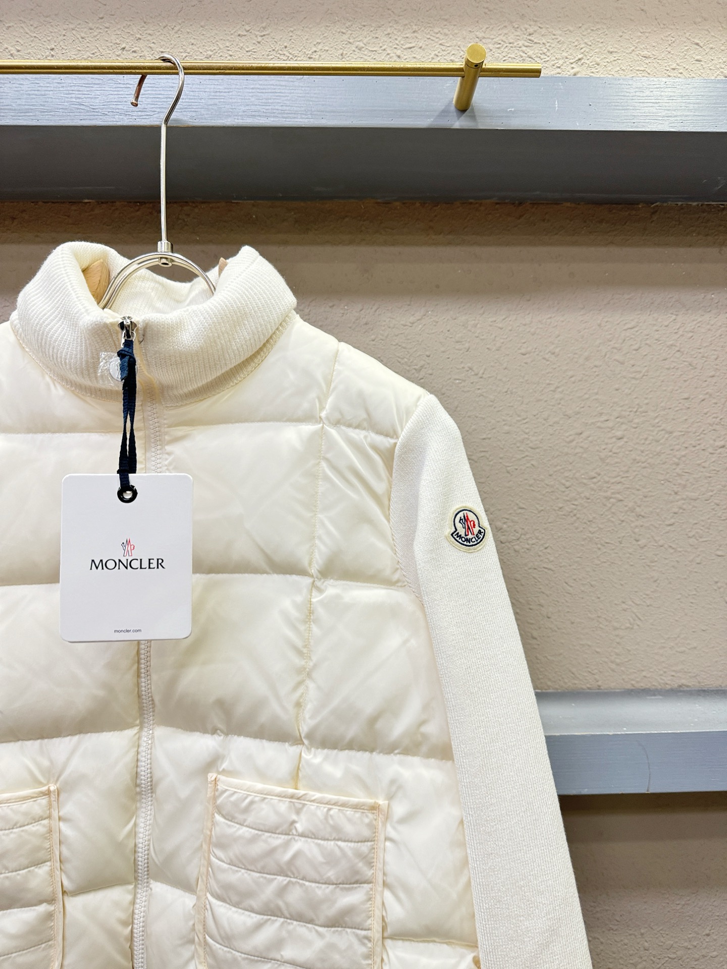 Moncler蒙口 2025新款羽绒服，秀场新品，品相非常完美，专柜高科技防水面料，内里90%白鹅绒填充