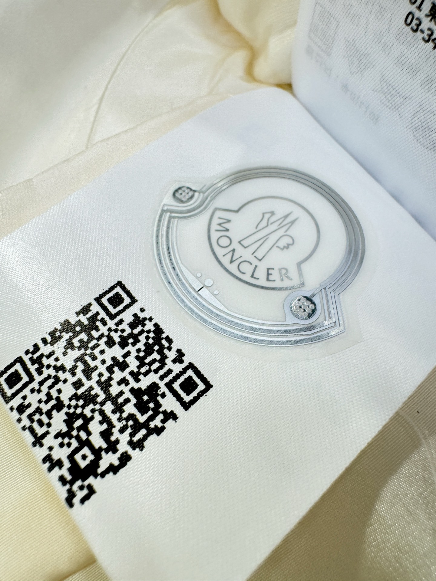 Moncler蒙口 2025新款羽绒服，秀场新品，品相非常完美，专柜高科技防水面料，内里90%白鹅绒填充