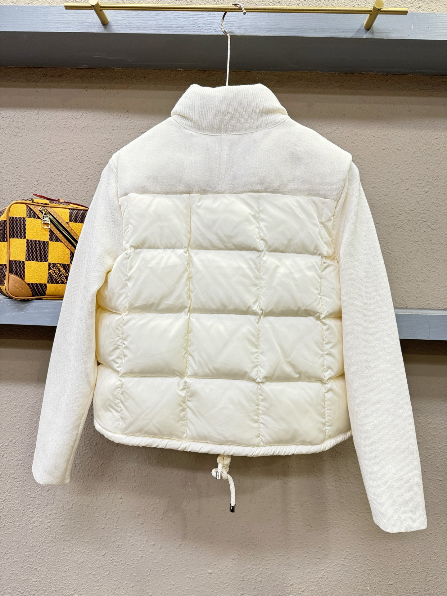 Moncler蒙口 2025新款羽绒服，秀场新品，品相非常完美，专柜高科技防水面料，内里90%白鹅绒填充