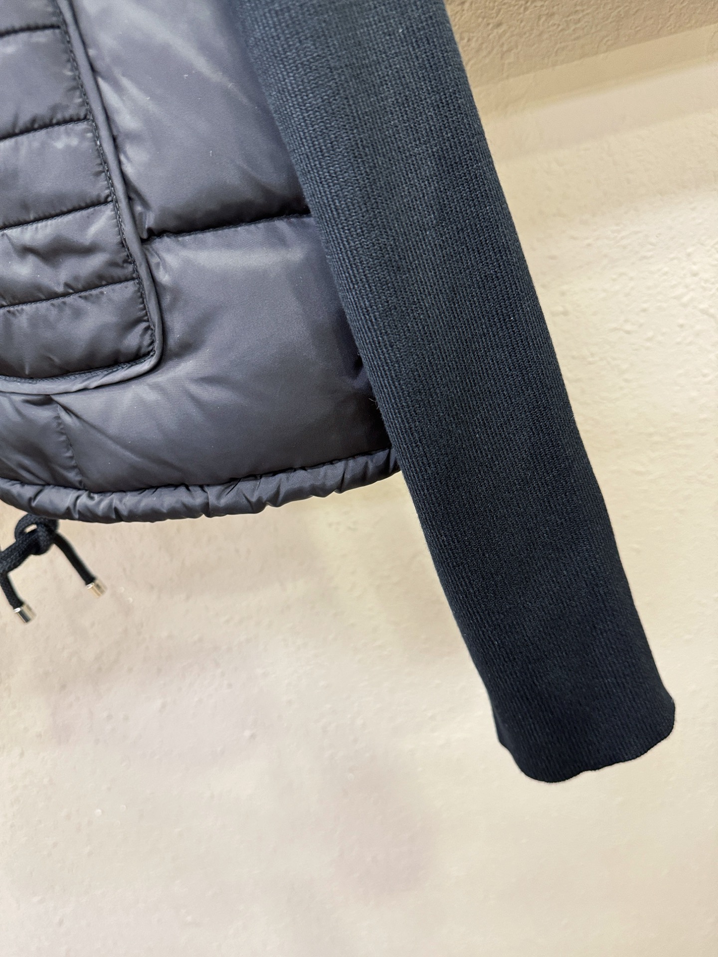 Moncler蒙口 2025新款羽绒服，秀场新品，品相非常完美，专柜高科技防水面料，内里90%白鹅绒填充