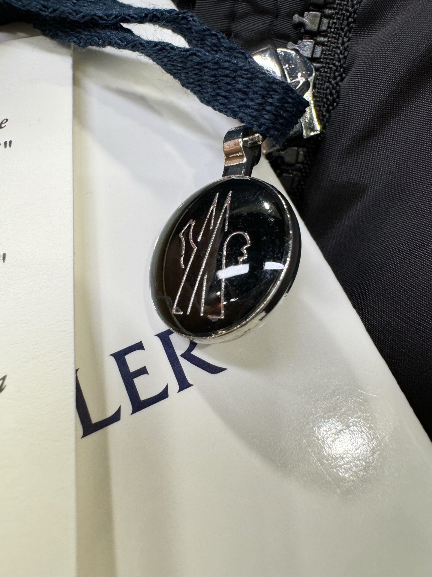 Moncler蒙口 2025新款羽绒服，秀场新品，品相非常完美，专柜高科技防水面料，内里90%白鹅绒填充