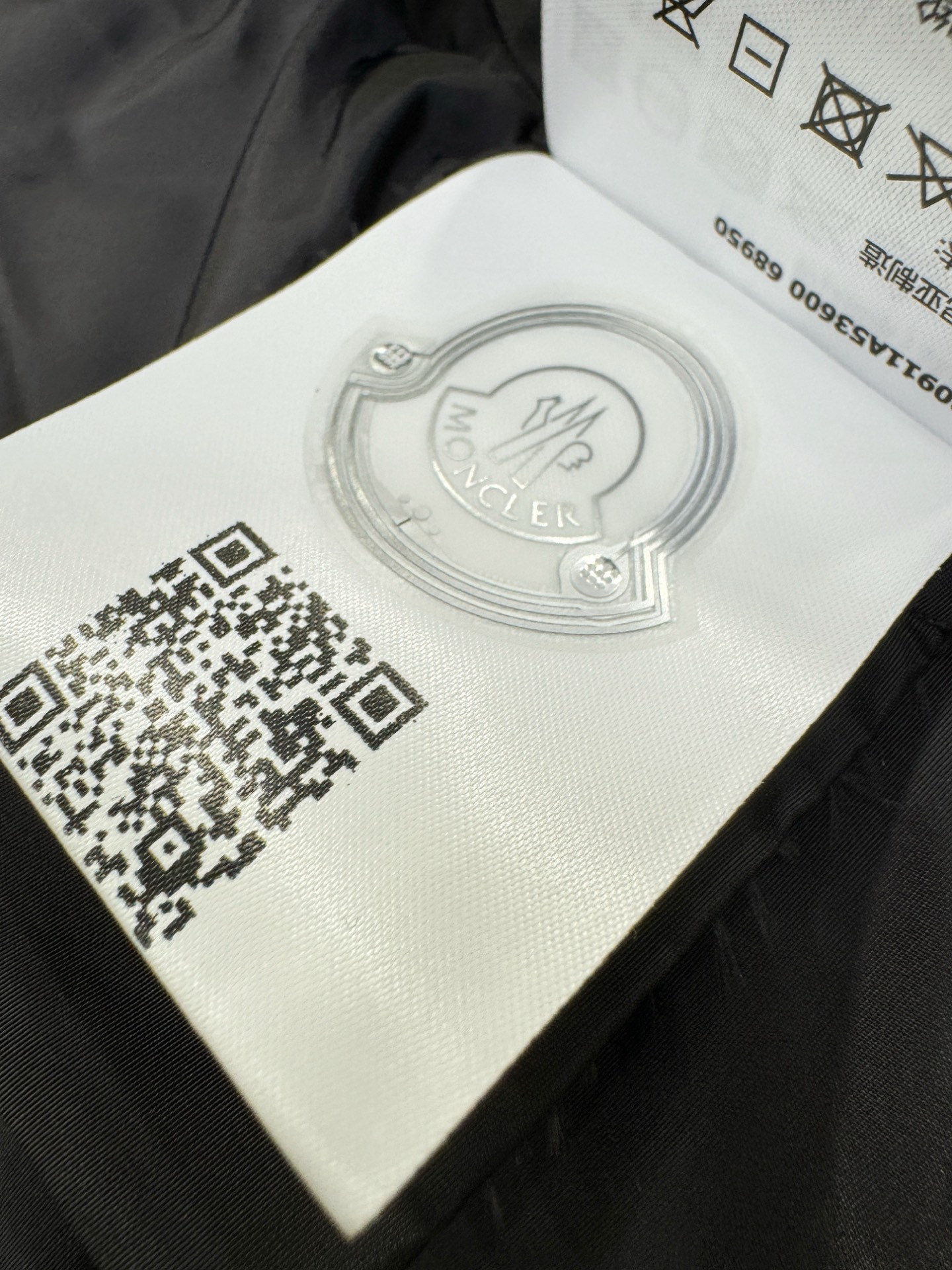 Moncler蒙口 2025新款羽绒服，秀场新品，品相非常完美，专柜高科技防水面料，内里90%白鹅绒填充