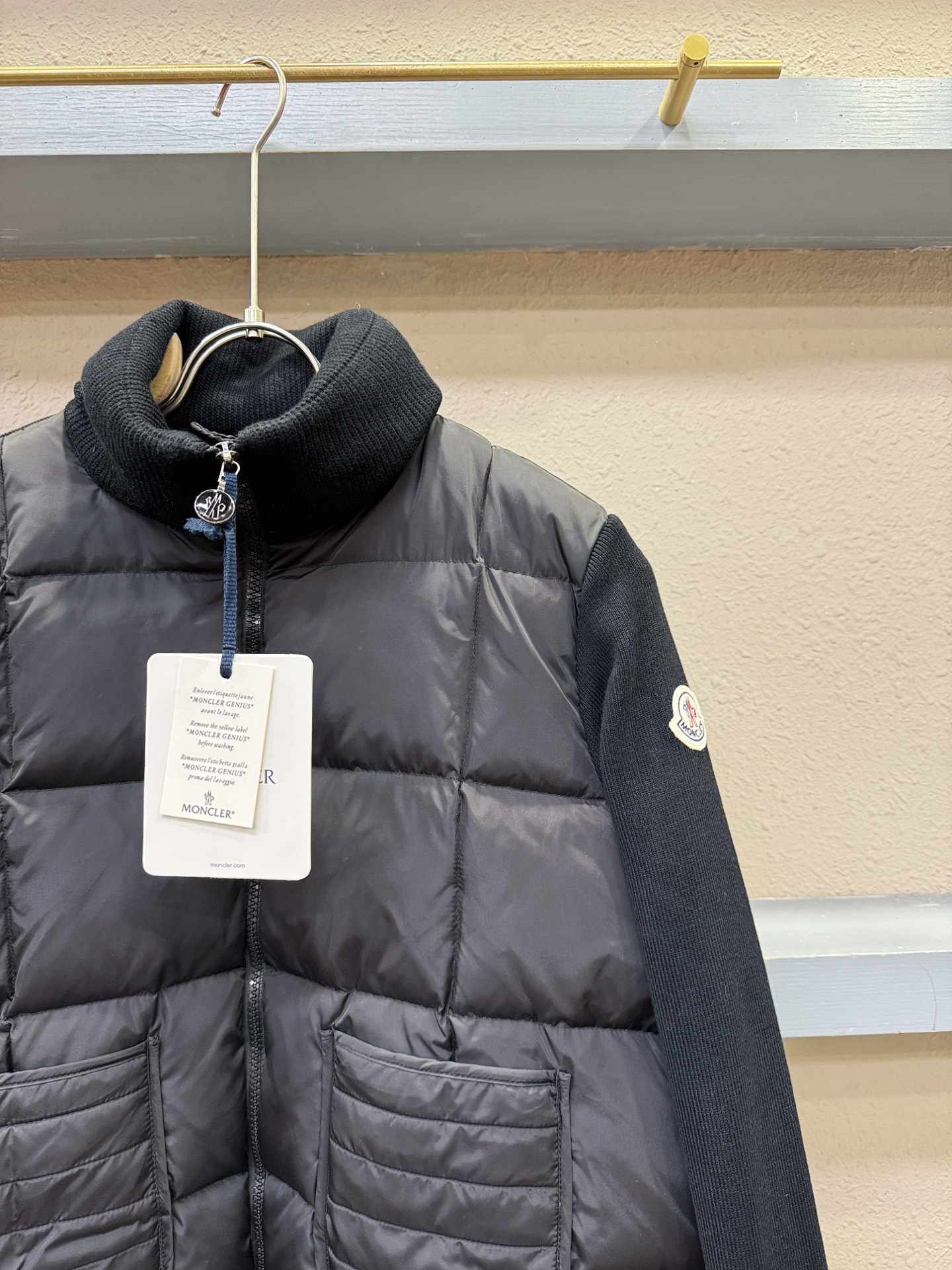 Moncler蒙口 2025新款羽绒服，秀场新品，品相非常完美，专柜高科技防水面料，内里90%白鹅绒填充