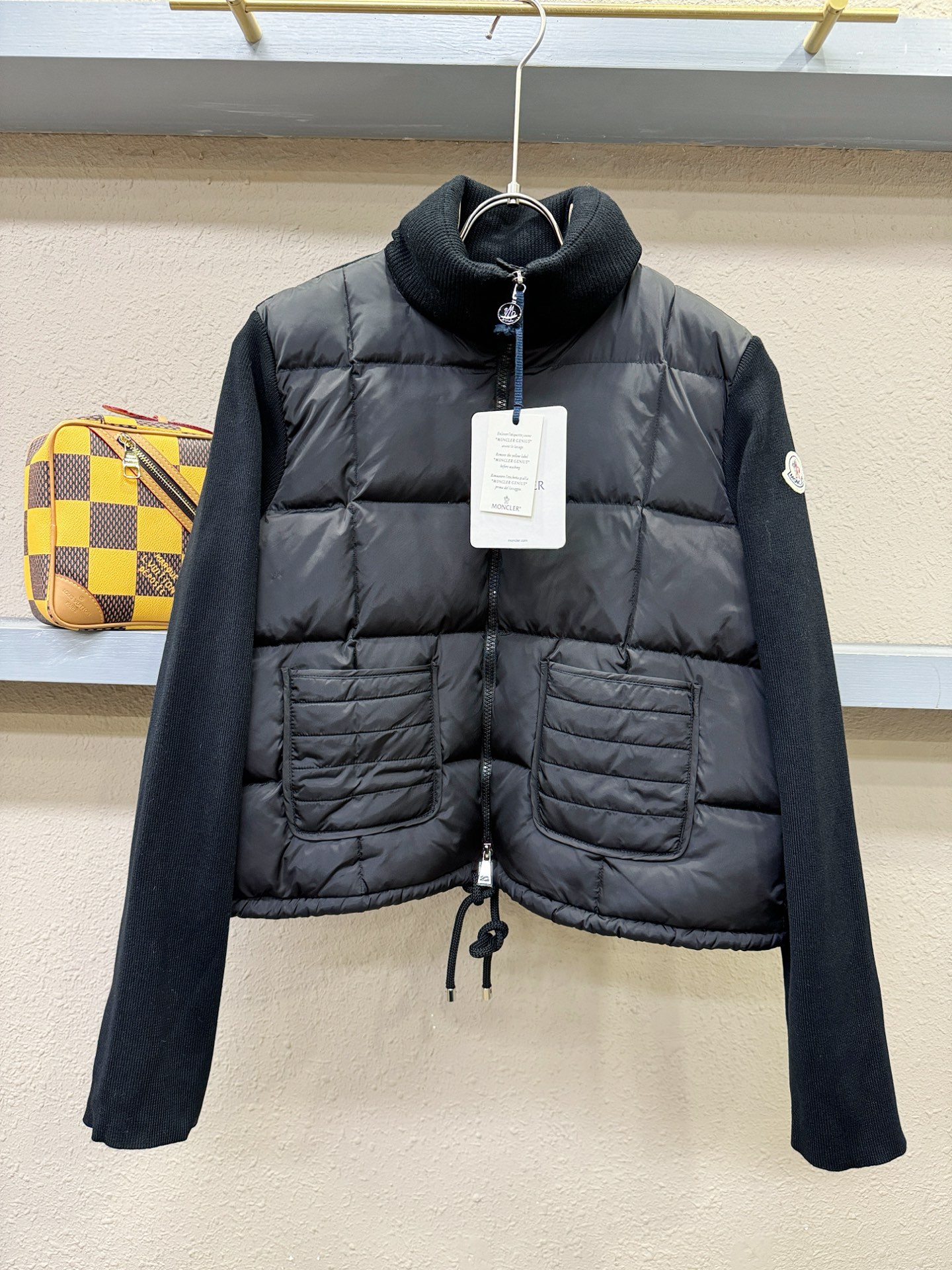 Moncler蒙口 2025新款羽绒服，秀场新品，品相非常完美，专柜高科技防水面料，内里90%白鹅绒填充