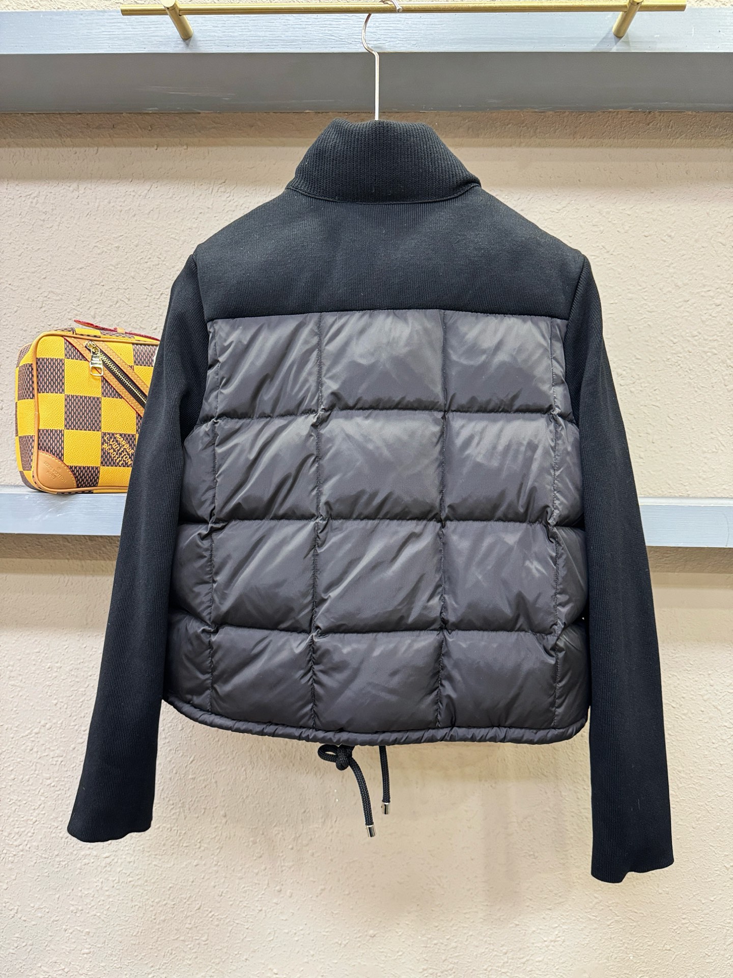 Moncler蒙口 2025新款羽绒服，秀场新品，品相非常完美，专柜高科技防水面料，内里90%白鹅绒填充