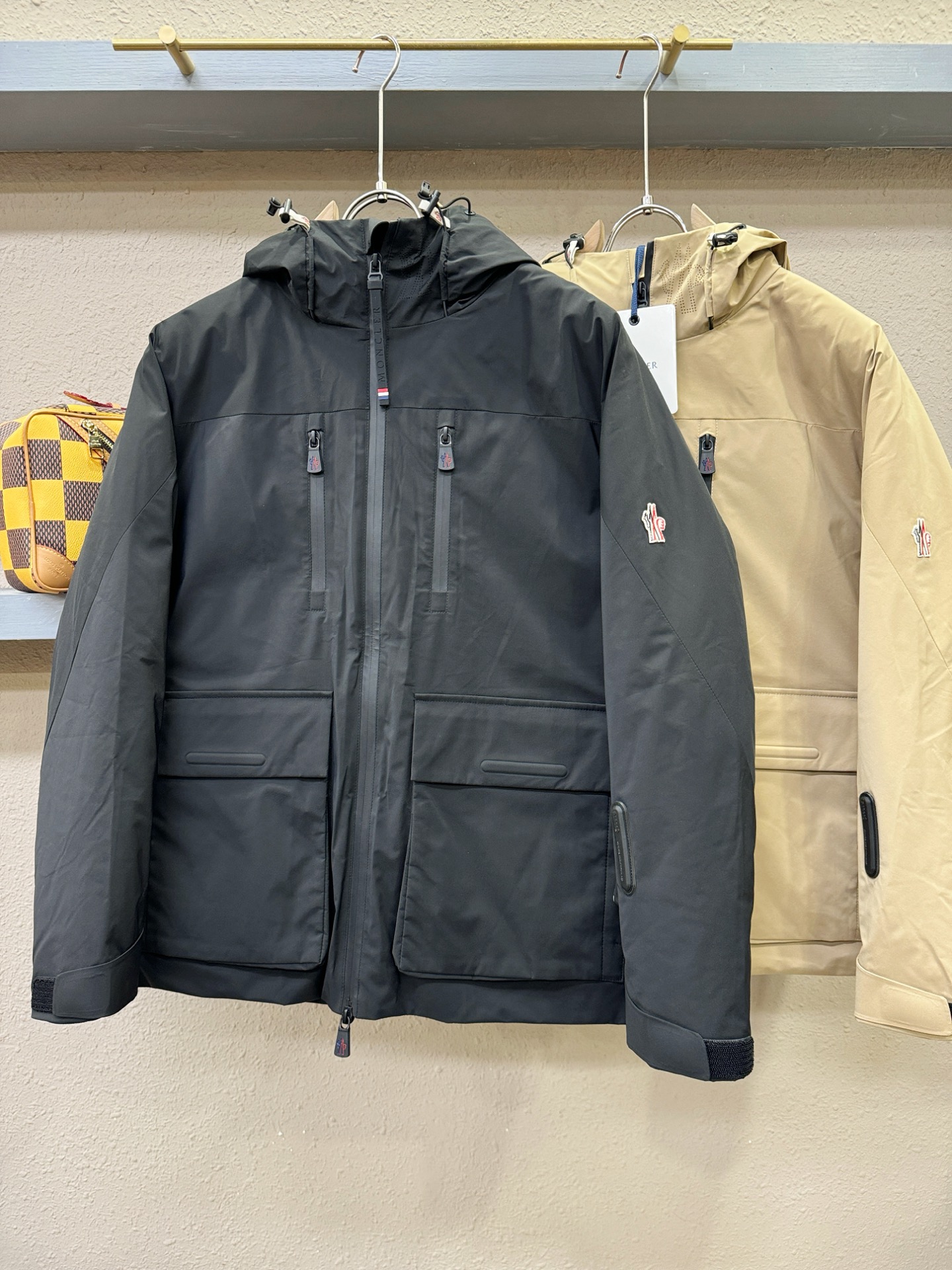 Moncler蒙口 2025新款羽绒服，秀场新品，品相非常完美，专柜高科技防水面料，内里90%白鹅绒填充