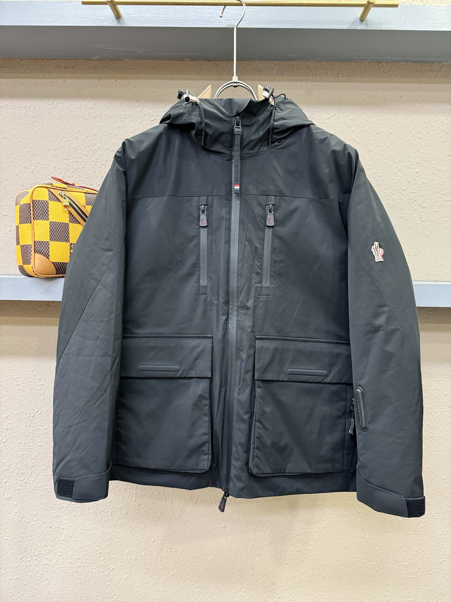 Moncler蒙口 2025新款羽绒服，秀场新品，品相非常完美，专柜高科技防水面料，内里90%白鹅绒填充