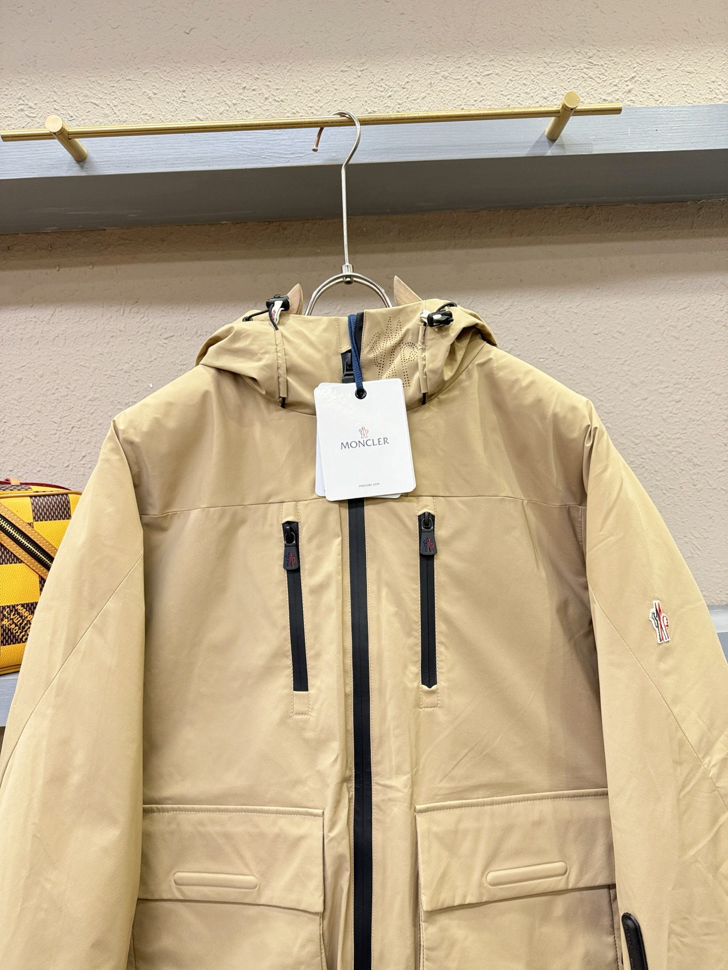 Moncler蒙口 2025新款羽绒服，秀场新品，品相非常完美，专柜高科技防水面料，内里90%白鹅绒填充