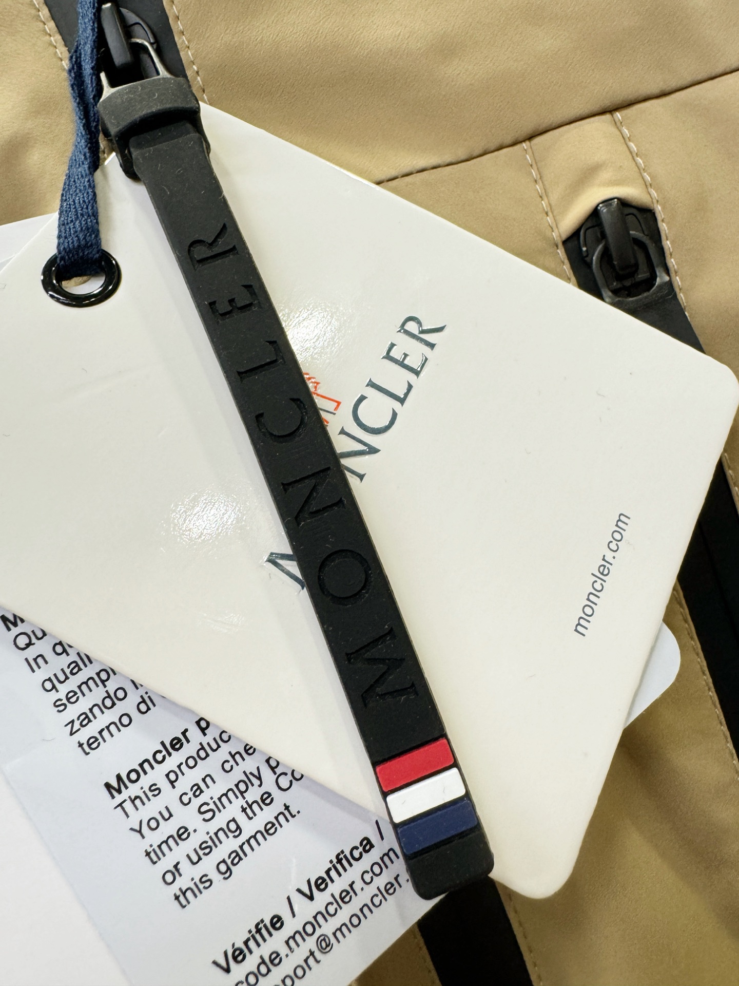 Moncler蒙口 2025新款羽绒服，秀场新品，品相非常完美，专柜高科技防水面料，内里90%白鹅绒填充