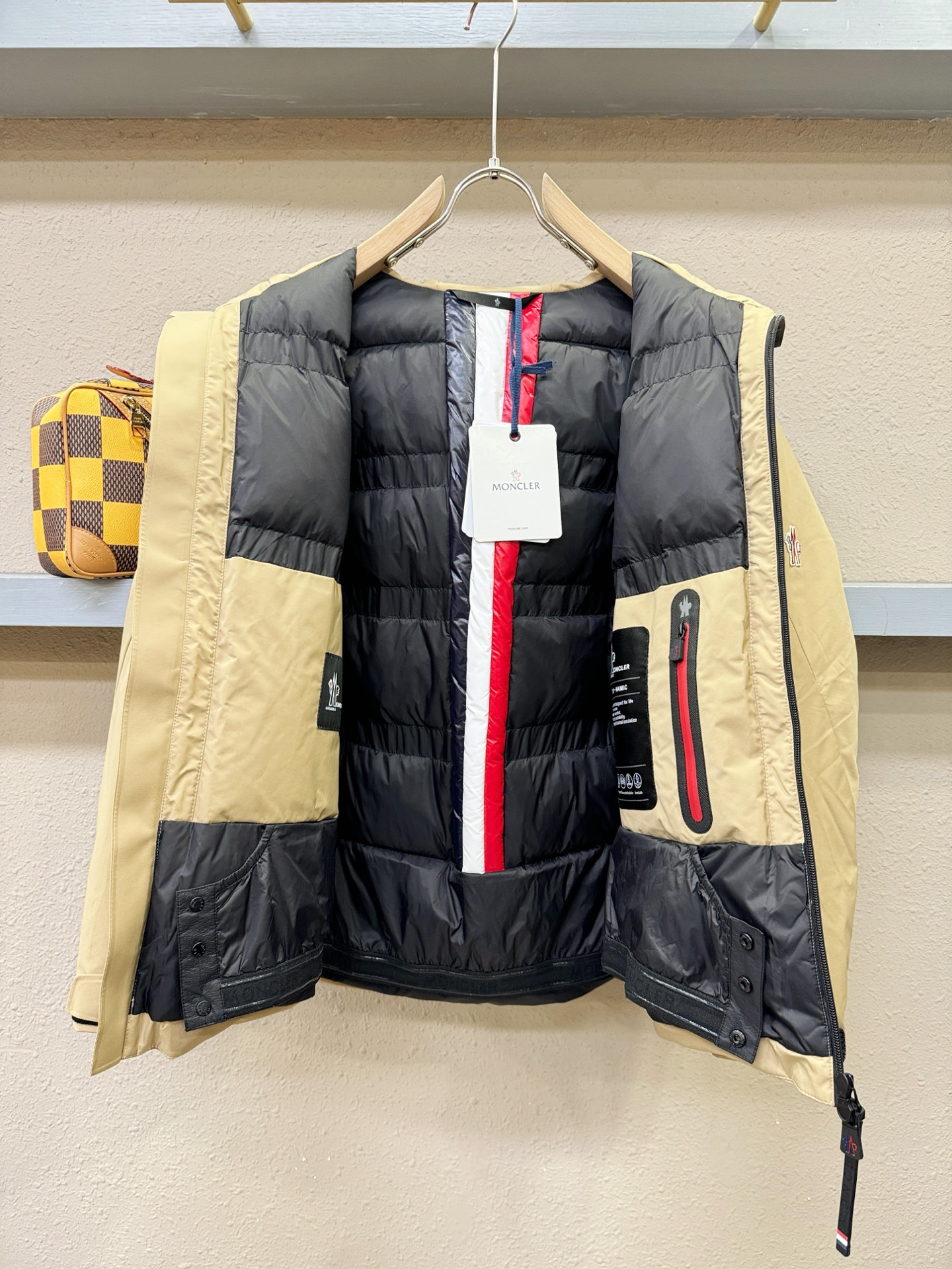 Moncler蒙口 2025新款羽绒服，秀场新品，品相非常完美，专柜高科技防水面料，内里90%白鹅绒填充