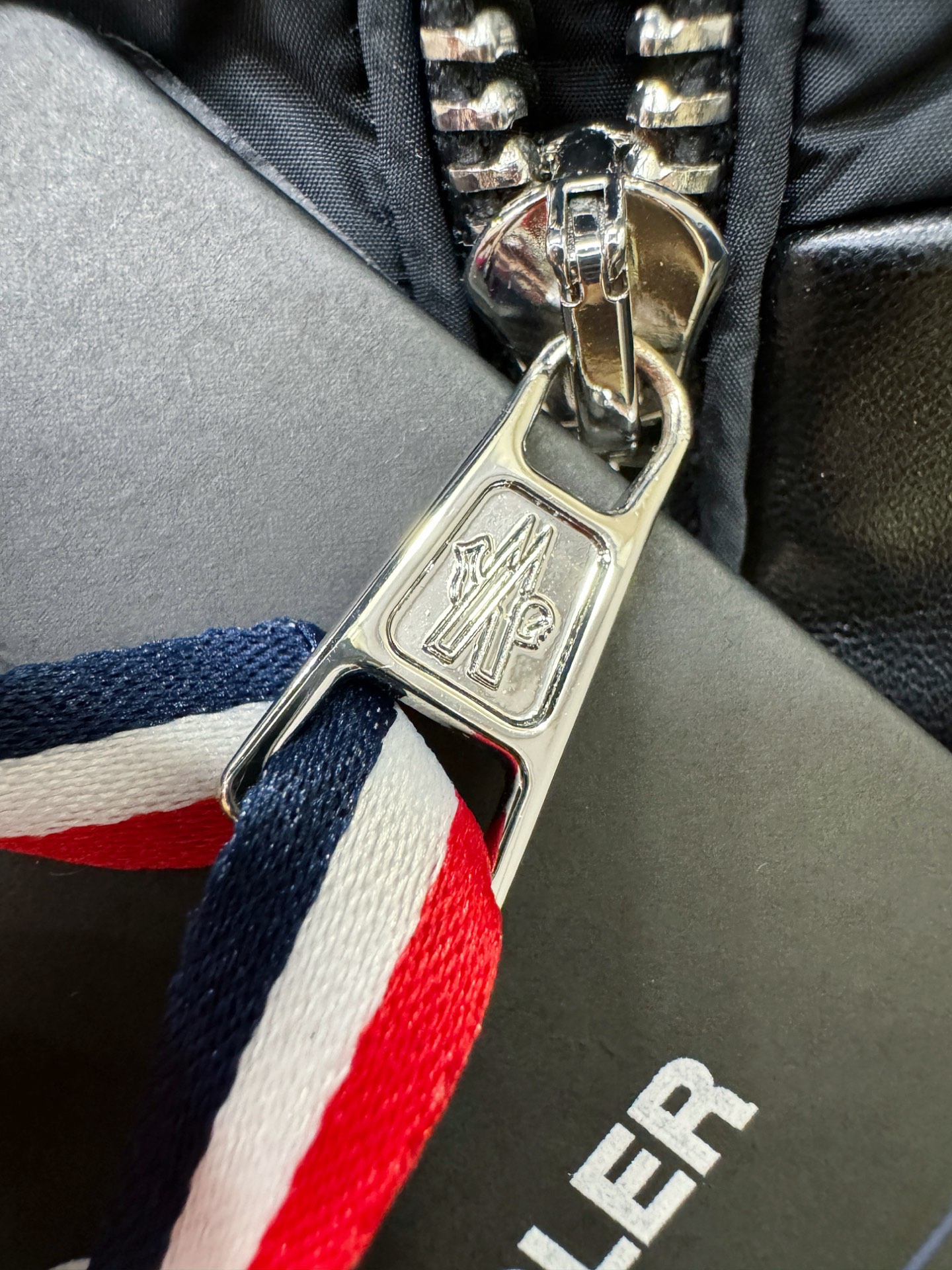 Moncler蒙口 2025新款羽绒服，秀场新品，绵羊皮拼接设计，品相非常完美，专柜高科技防水面料，内里