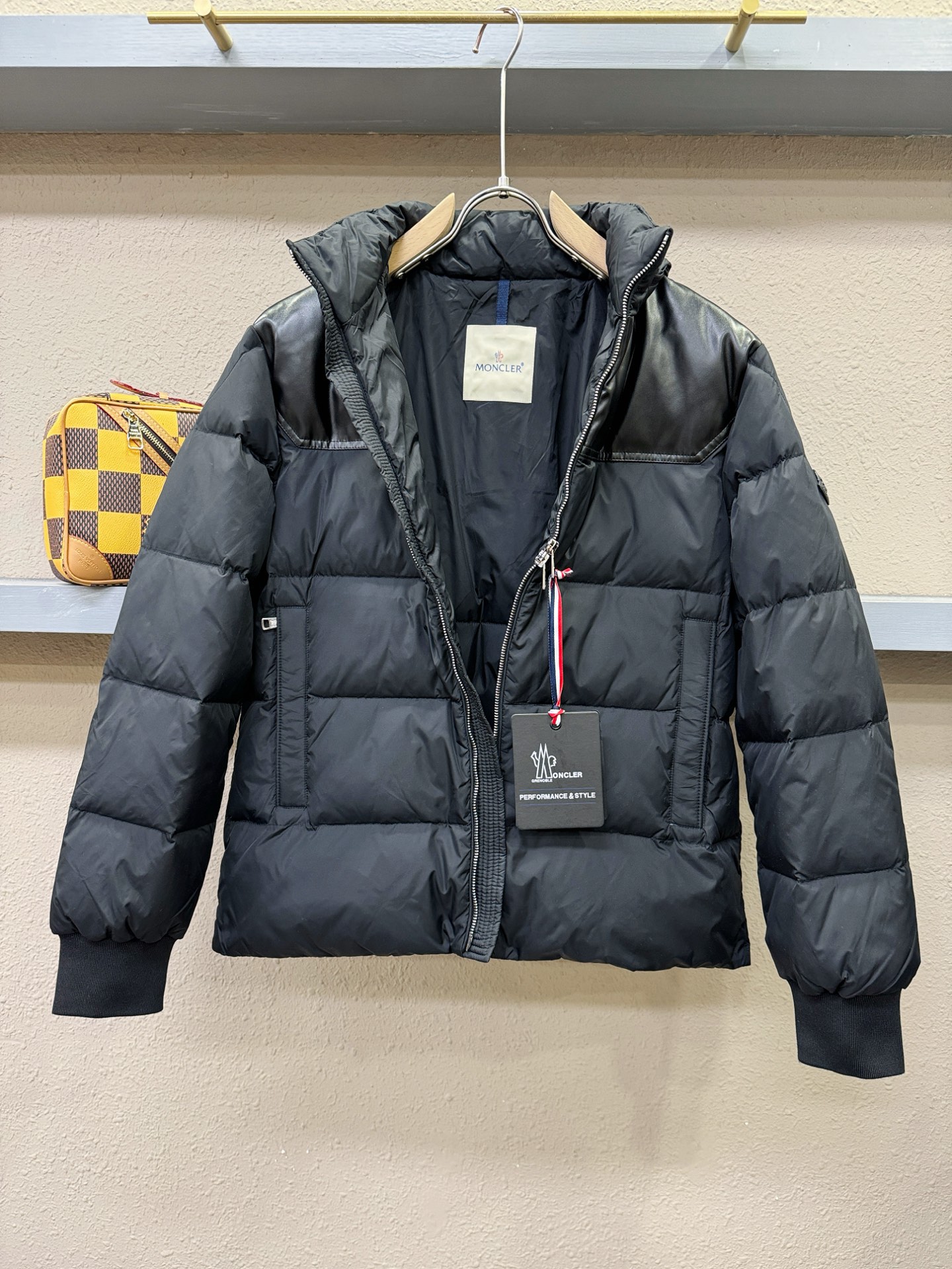 Moncler蒙口 2025新款羽绒服，秀场新品，绵羊皮拼接设计，品相非常完美，专柜高科技防水面料，内里