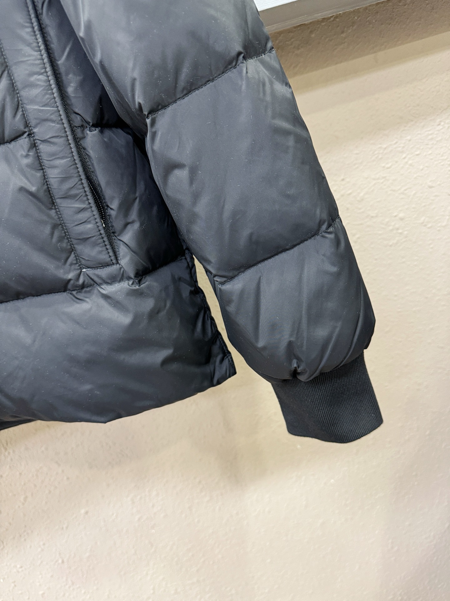 Moncler蒙口 2025新款羽绒服，秀场新品，绵羊皮拼接设计，品相非常完美，专柜高科技防水面料，内里