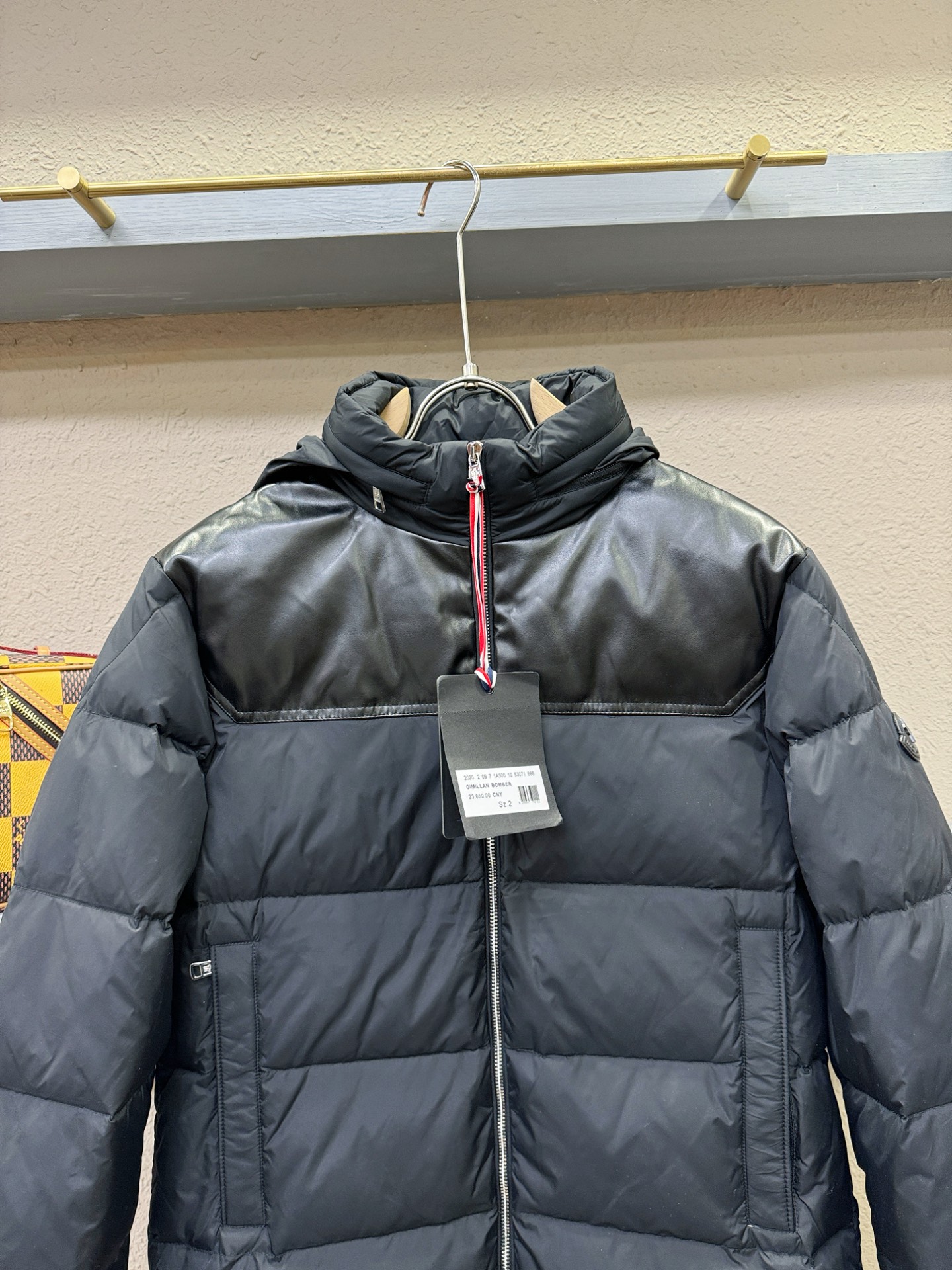 Moncler蒙口 2025新款羽绒服，秀场新品，绵羊皮拼接设计，品相非常完美，专柜高科技防水面料，内里