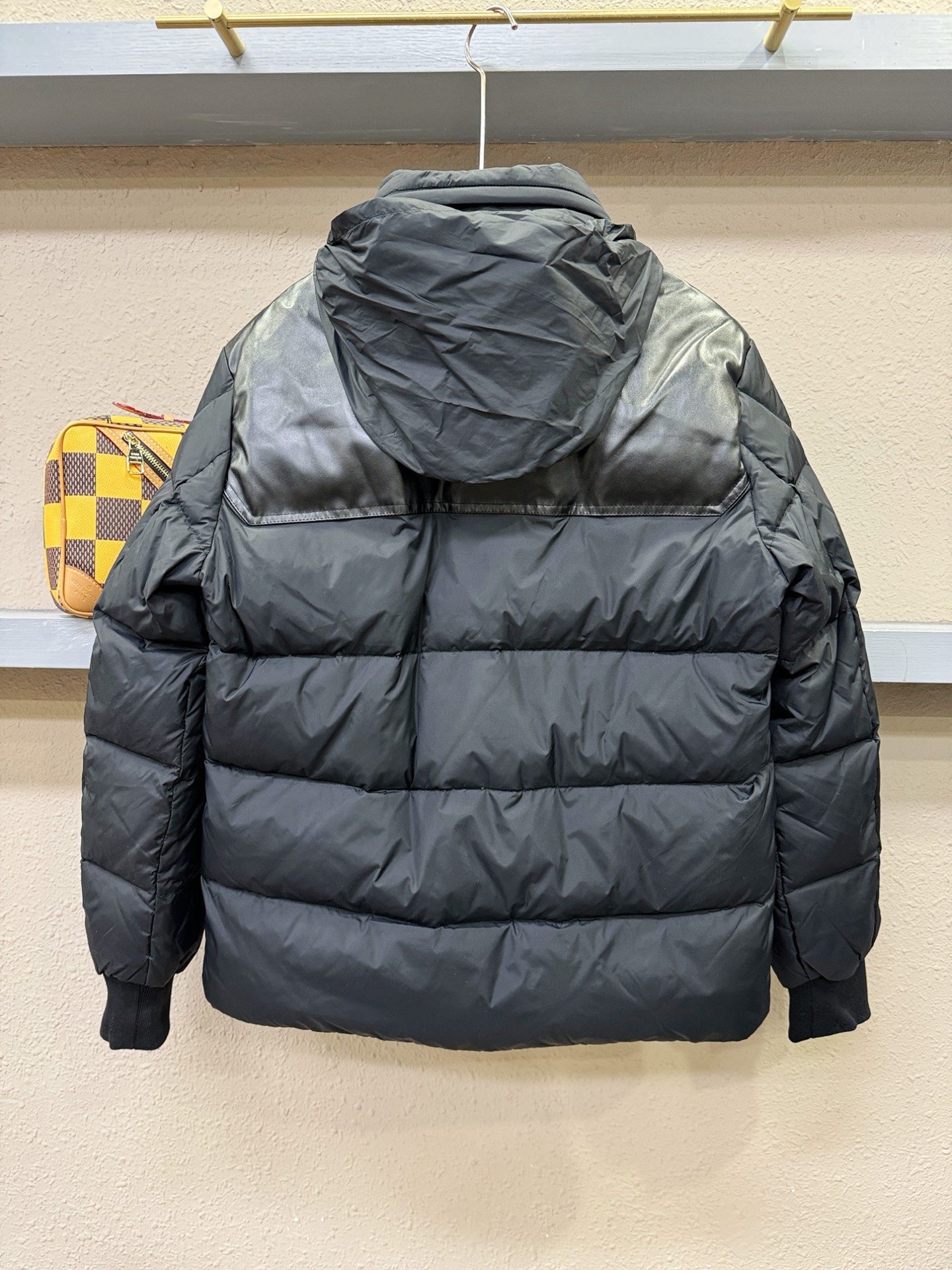 Moncler蒙口 2025新款羽绒服，秀场新品，绵羊皮拼接设计，品相非常完美，专柜高科技防水面料，内里