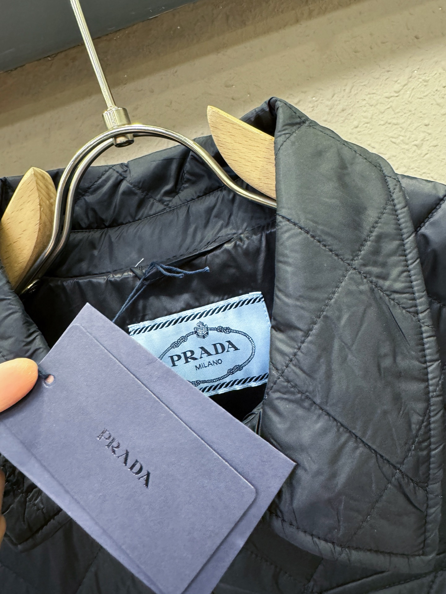 2025新品PRADA 普拉达 新款棉服外套，秀场新品，品相非常完美，专柜高科技防水面料，舒适保暖，色泽