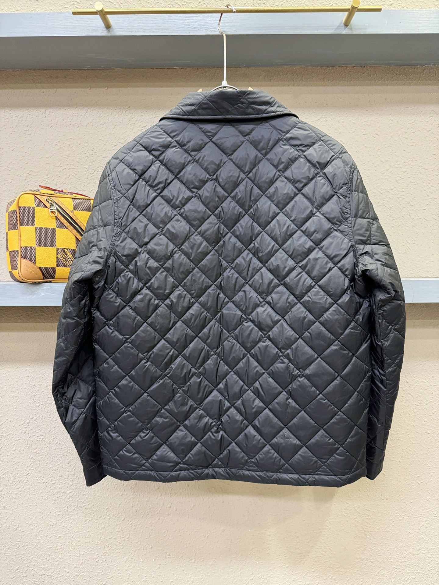 2025新品PRADA 普拉达 新款棉服外套，秀场新品，品相非常完美，专柜高科技防水面料，舒适保暖，色泽