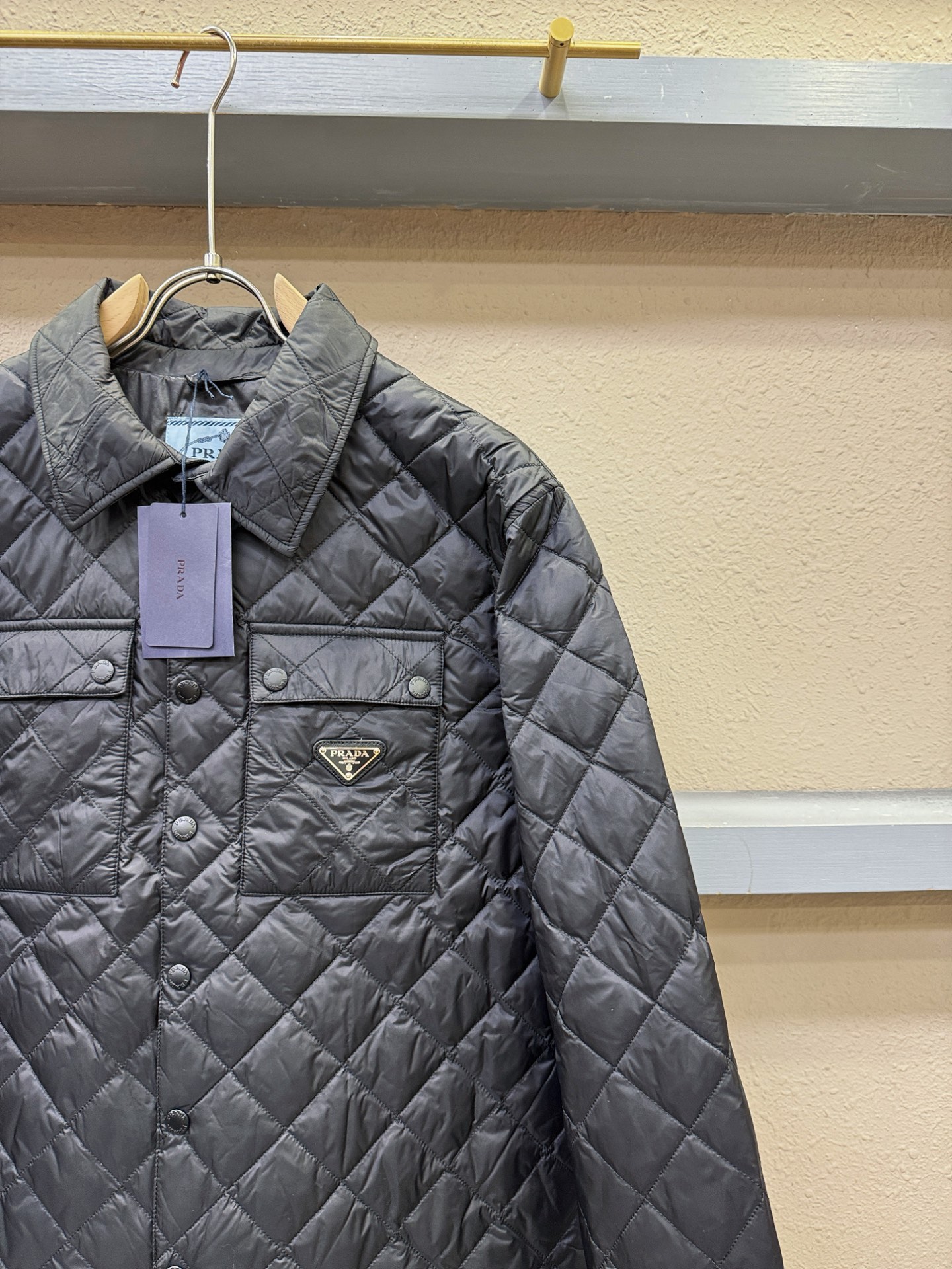 2025新品PRADA 普拉达 新款棉服外套，秀场新品，品相非常完美，专柜高科技防水面料，舒适保暖，色泽