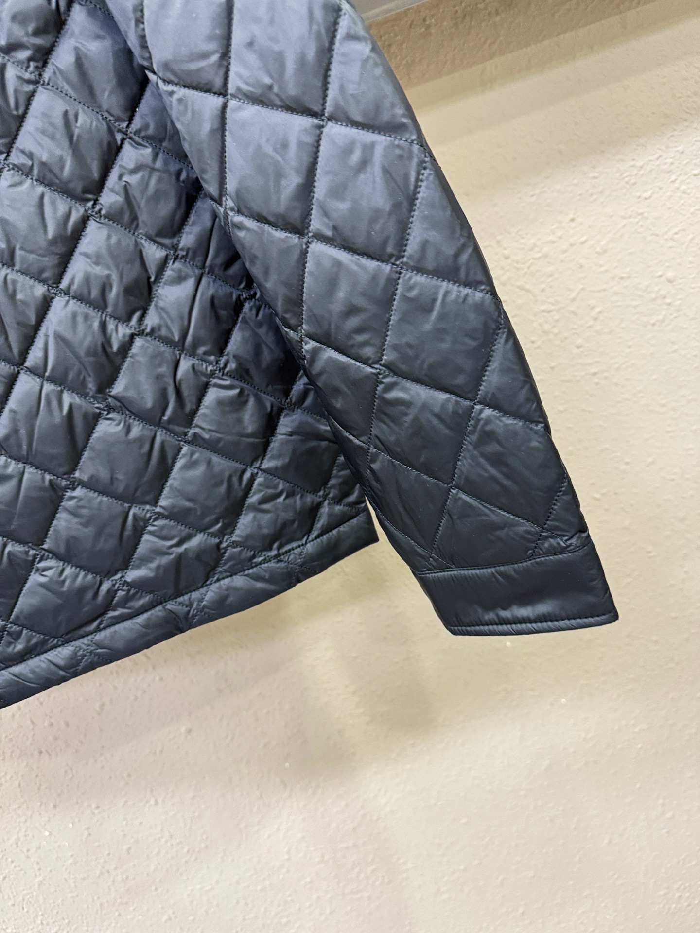 2025新品PRADA 普拉达 新款棉服外套，秀场新品，品相非常完美，专柜高科技防水面料，舒适保暖，色泽