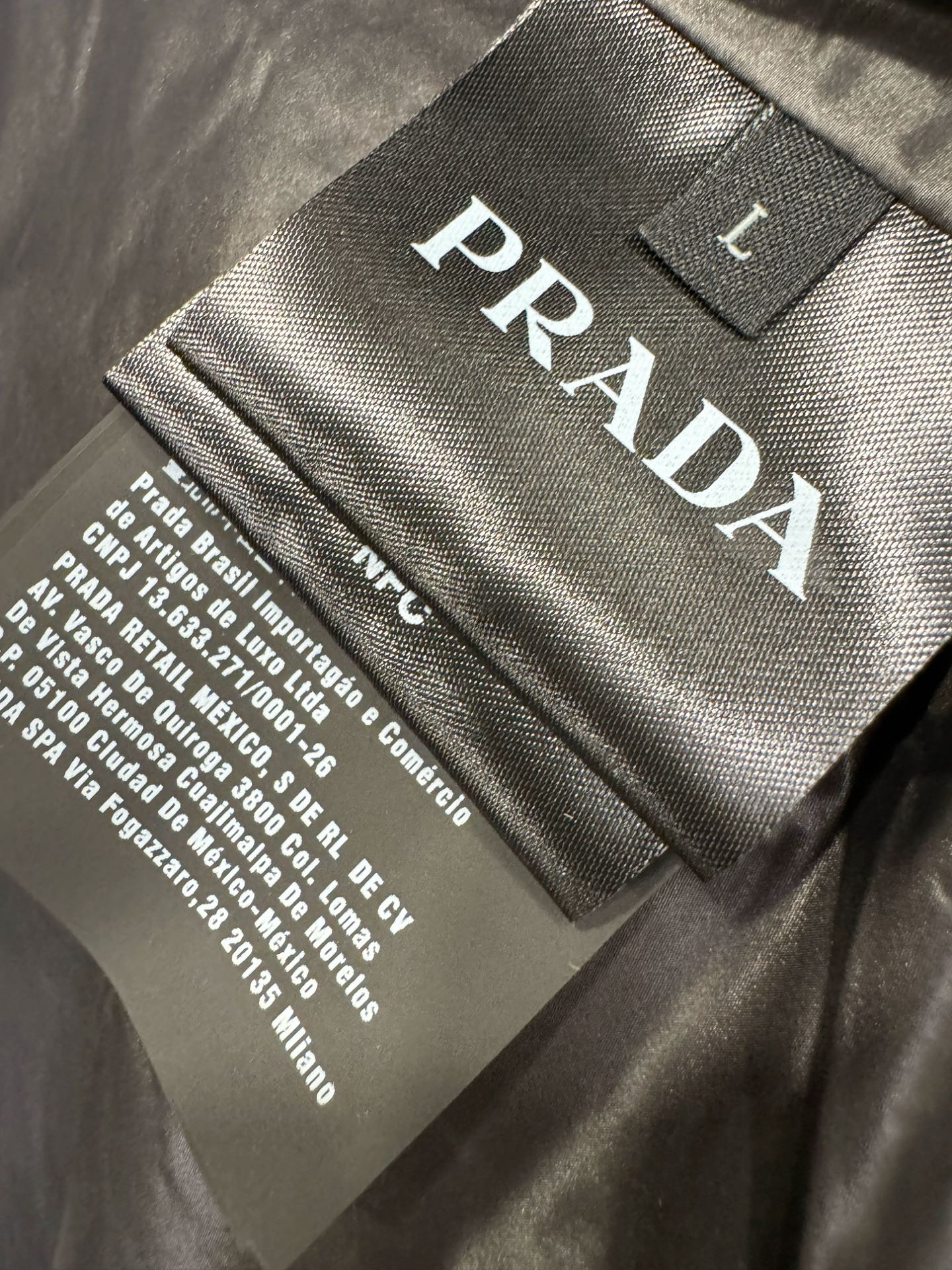 2025新品PRADA 普拉达 新款棉服外套，秀场新品，品相非常完美，专柜高科技防水面料，舒适保暖，色泽
