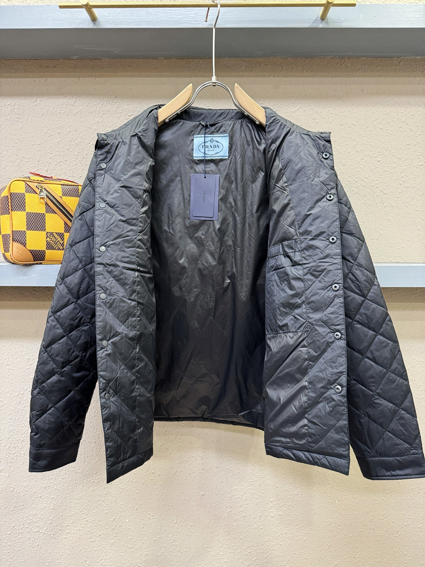 2025新品PRADA 普拉达 新款棉服外套，秀场新品，品相非常完美，专柜高科技防水面料，舒适保暖，色泽