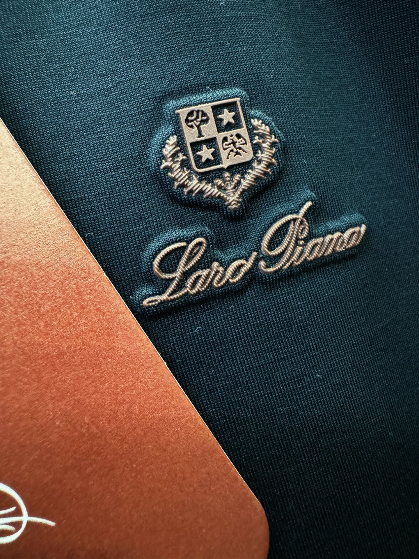 套装Loro Piana诺悠翩雅 2025秋冬新款休闲套装，细节精致高级，高级感满满。定制高端面料，上身