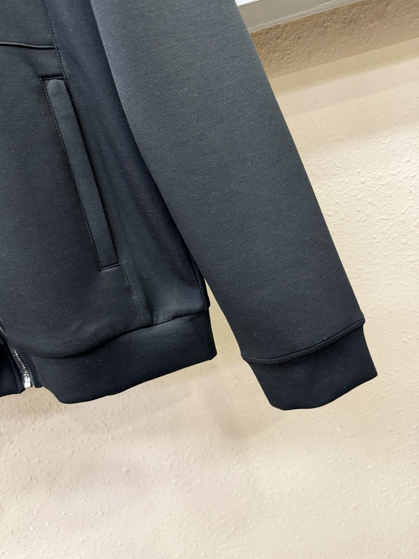 套装Loro Piana诺悠翩雅 2025秋冬新款休闲套装，细节精致高级，高级感满满。定制高端面料，上身