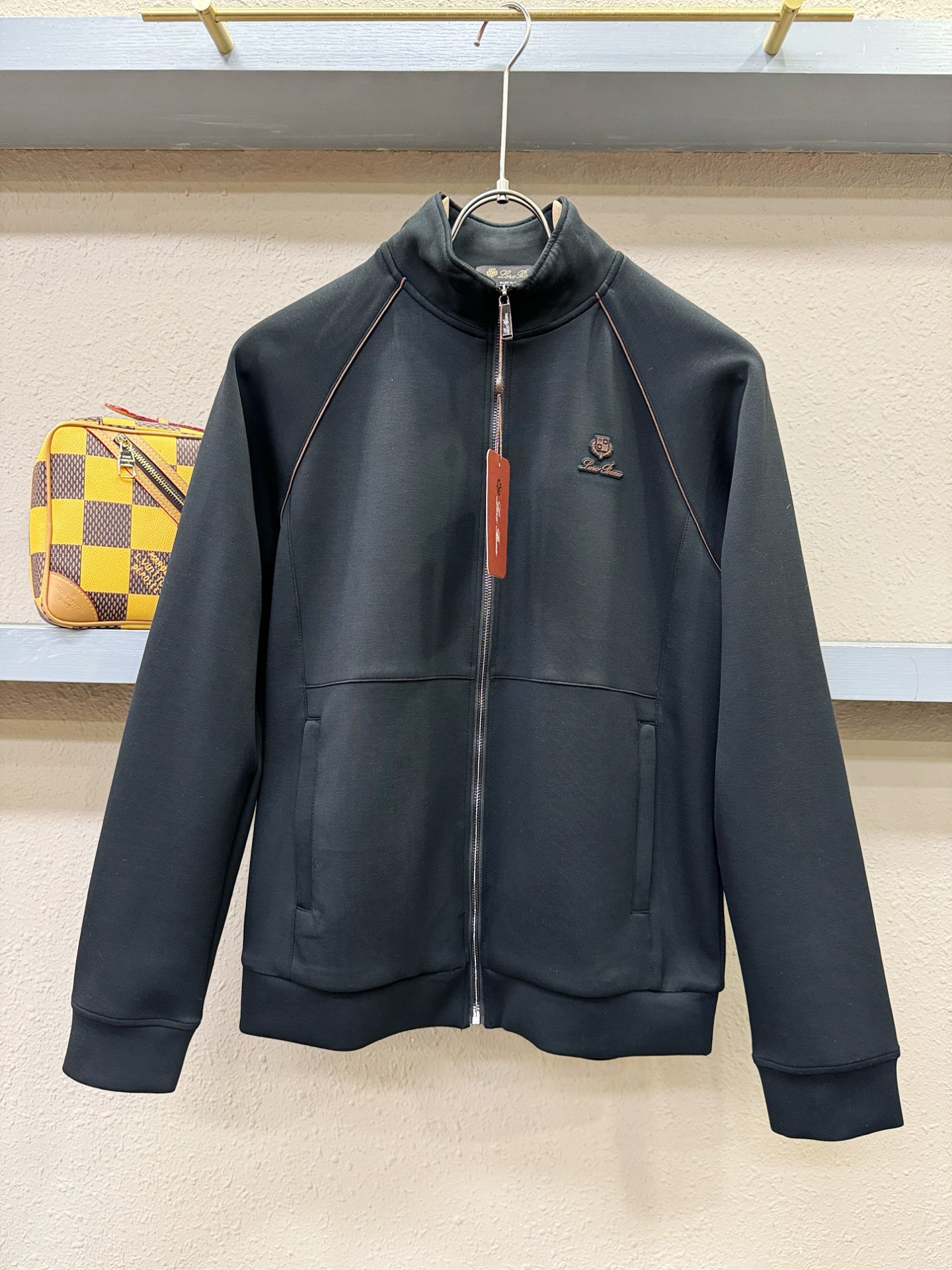 套装Loro Piana诺悠翩雅 2025秋冬新款休闲套装，细节精致高级，高级感满满。定制高端面料，上身