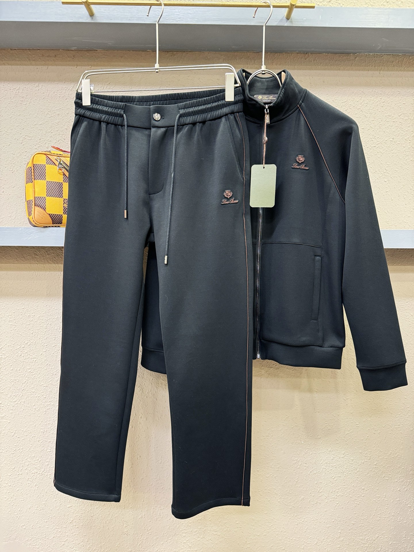 套装Loro Piana诺悠翩雅 2025秋冬新款休闲套装，细节精致高级，高级感满满。定制高端面料，上身