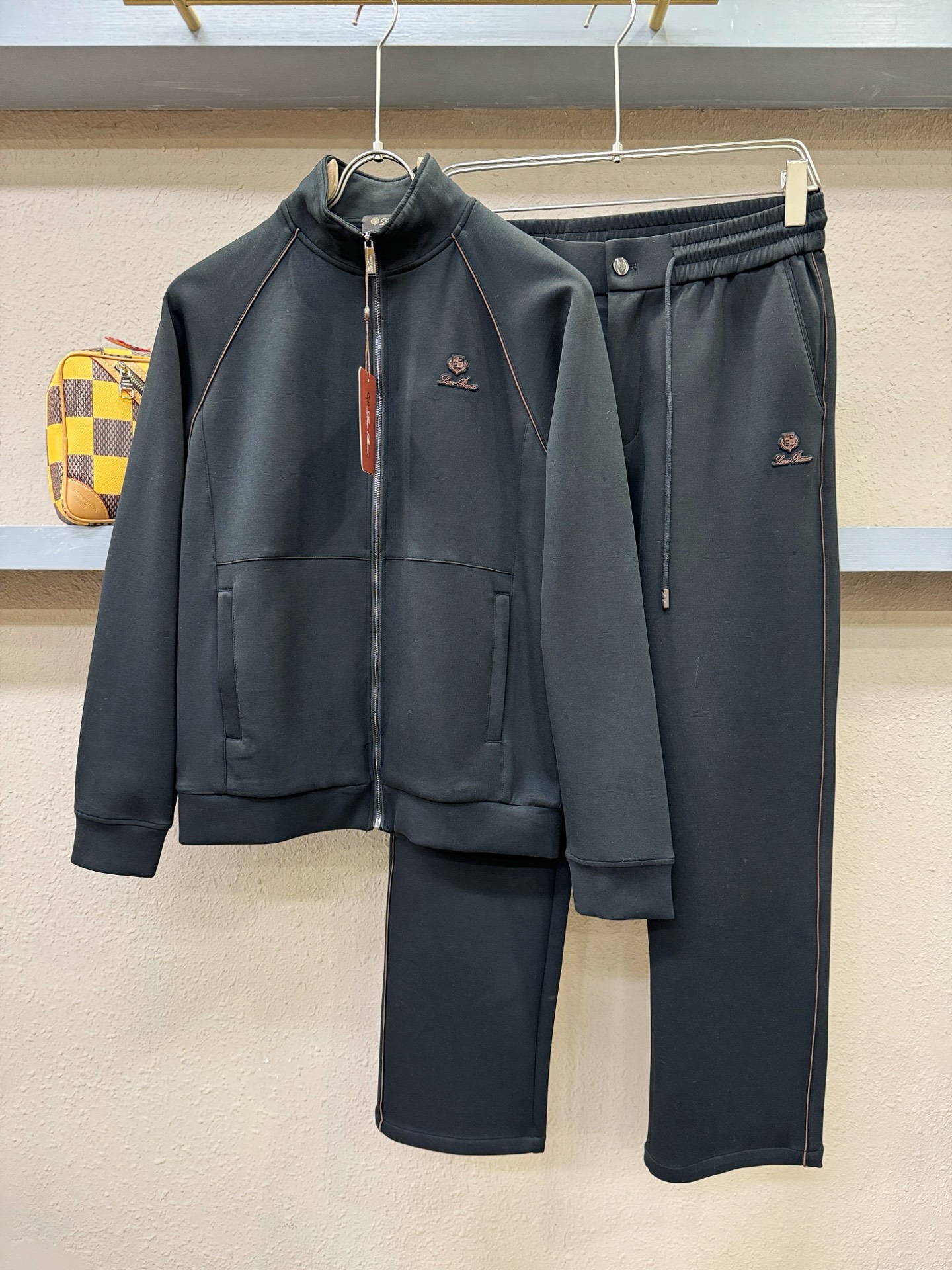 套装Loro Piana诺悠翩雅 2025秋冬新款休闲套装，细节精致高级，高级感满满。定制高端面料，上身