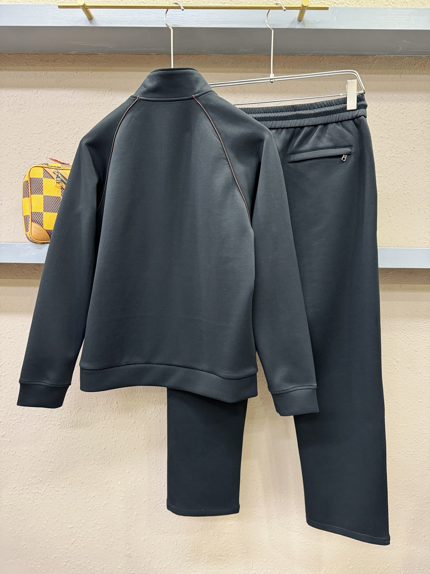 套装Loro Piana诺悠翩雅 2025秋冬新款休闲套装，细节精致高级，高级感满满。定制高端面料，上身