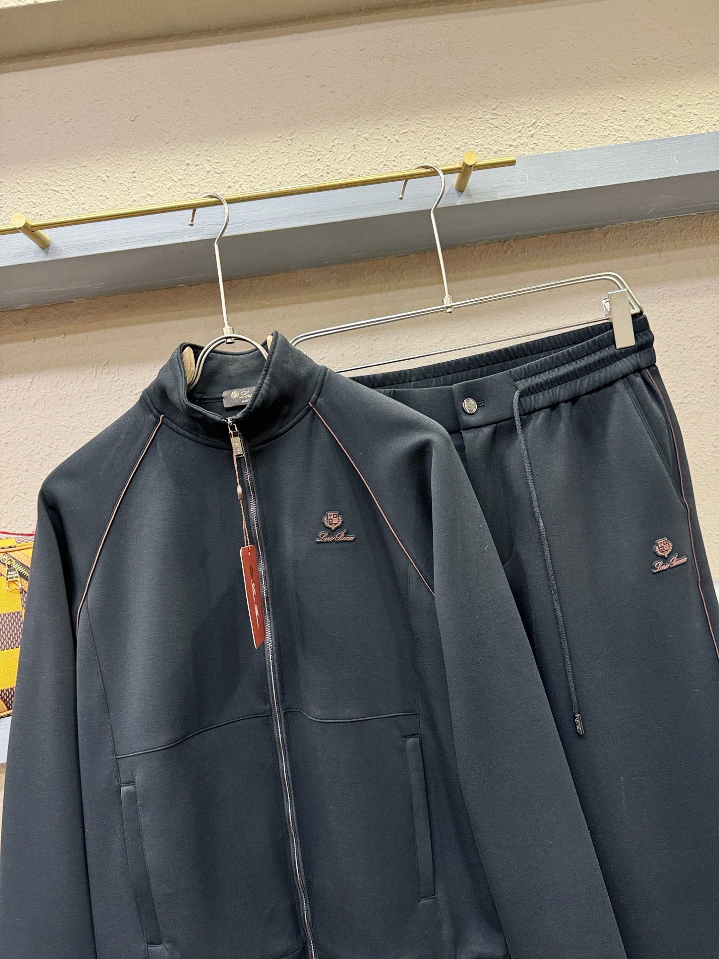 套装Loro Piana诺悠翩雅 2025秋冬新款休闲套装，细节精致高级，高级感满满。定制高端面料，上身