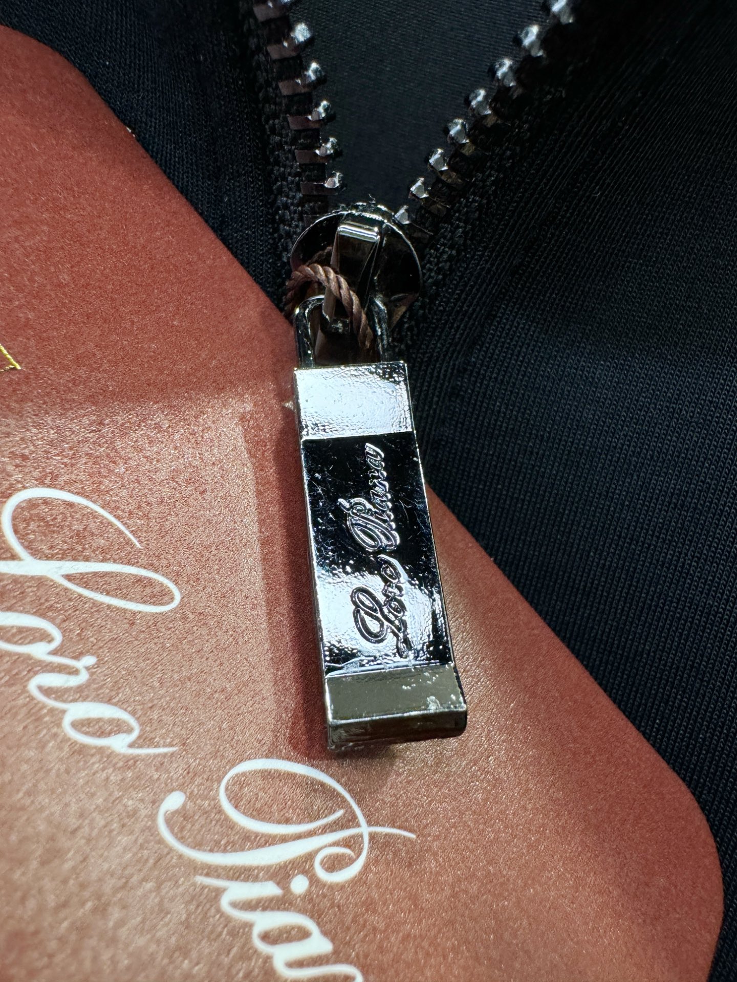 套装Loro Piana诺悠翩雅 2025秋冬新款休闲套装，细节精致高级，高级感满满。定制高端面料，上身