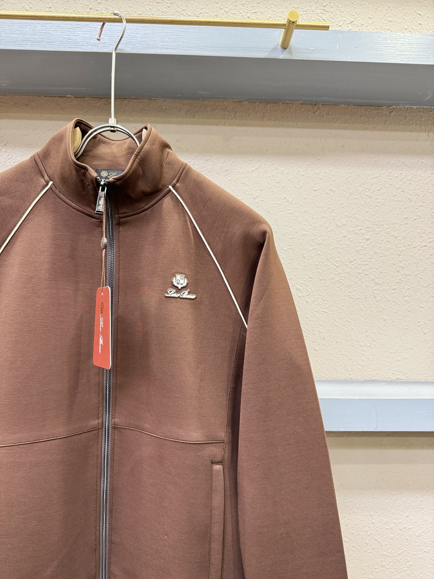 套装Loro Piana诺悠翩雅 2025秋冬新款休闲套装，细节精致高级，高级感满满。定制高端面料，上身