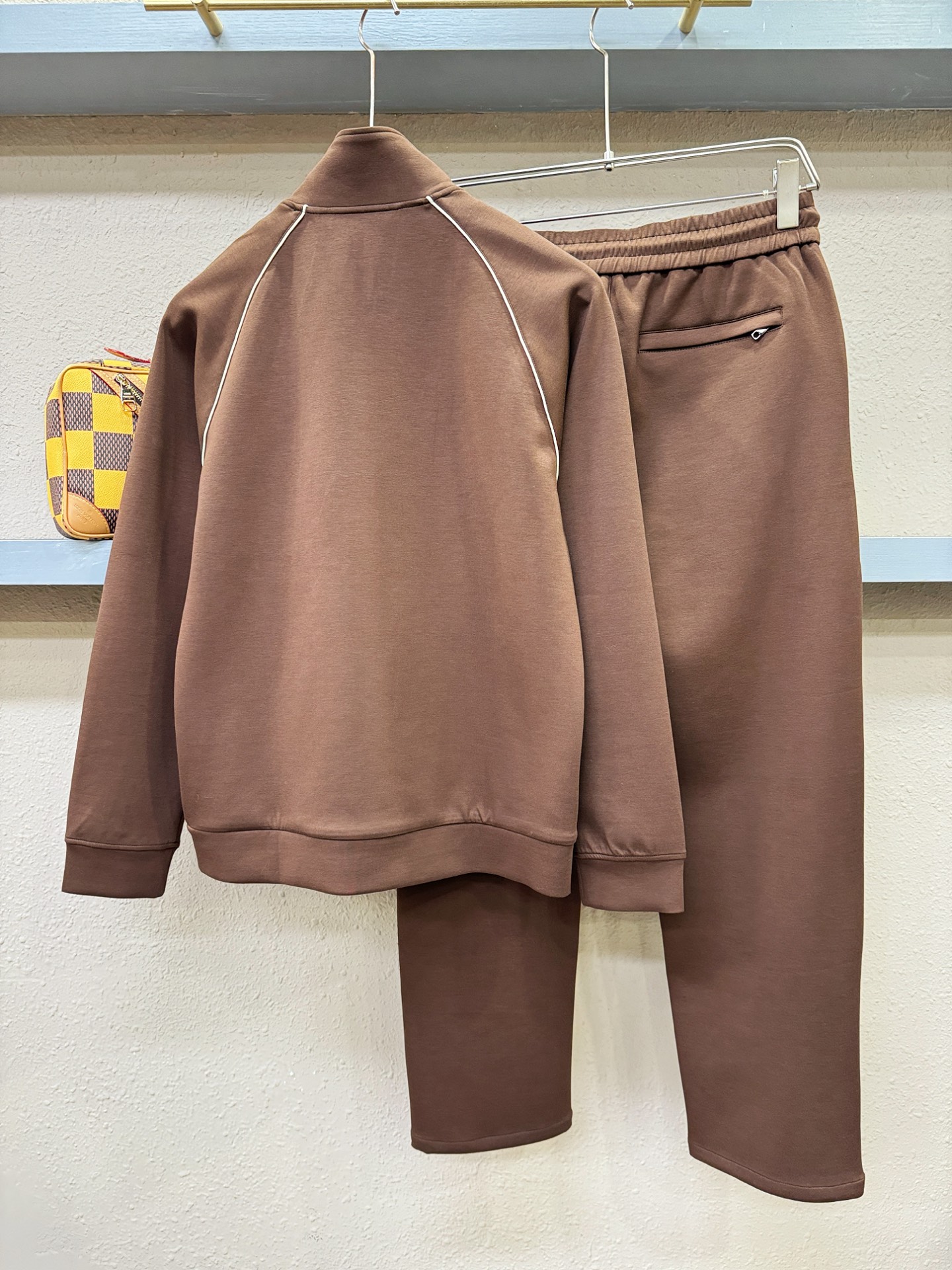 套装Loro Piana诺悠翩雅 2025秋冬新款休闲套装，细节精致高级，高级感满满。定制高端面料，上身