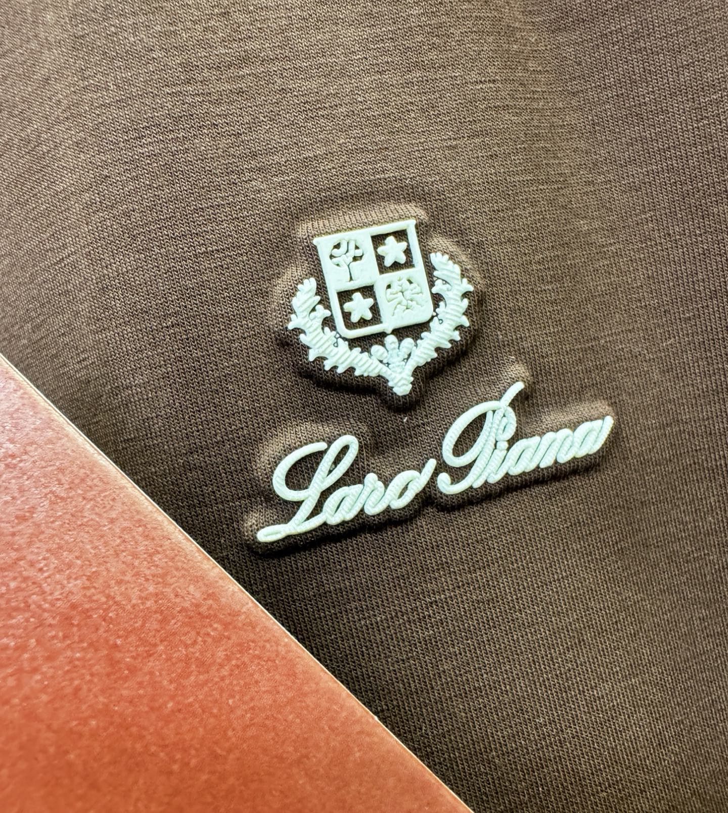 套装Loro Piana诺悠翩雅 2025秋冬新款休闲套装，细节精致高级，高级感满满。定制高端面料，上身