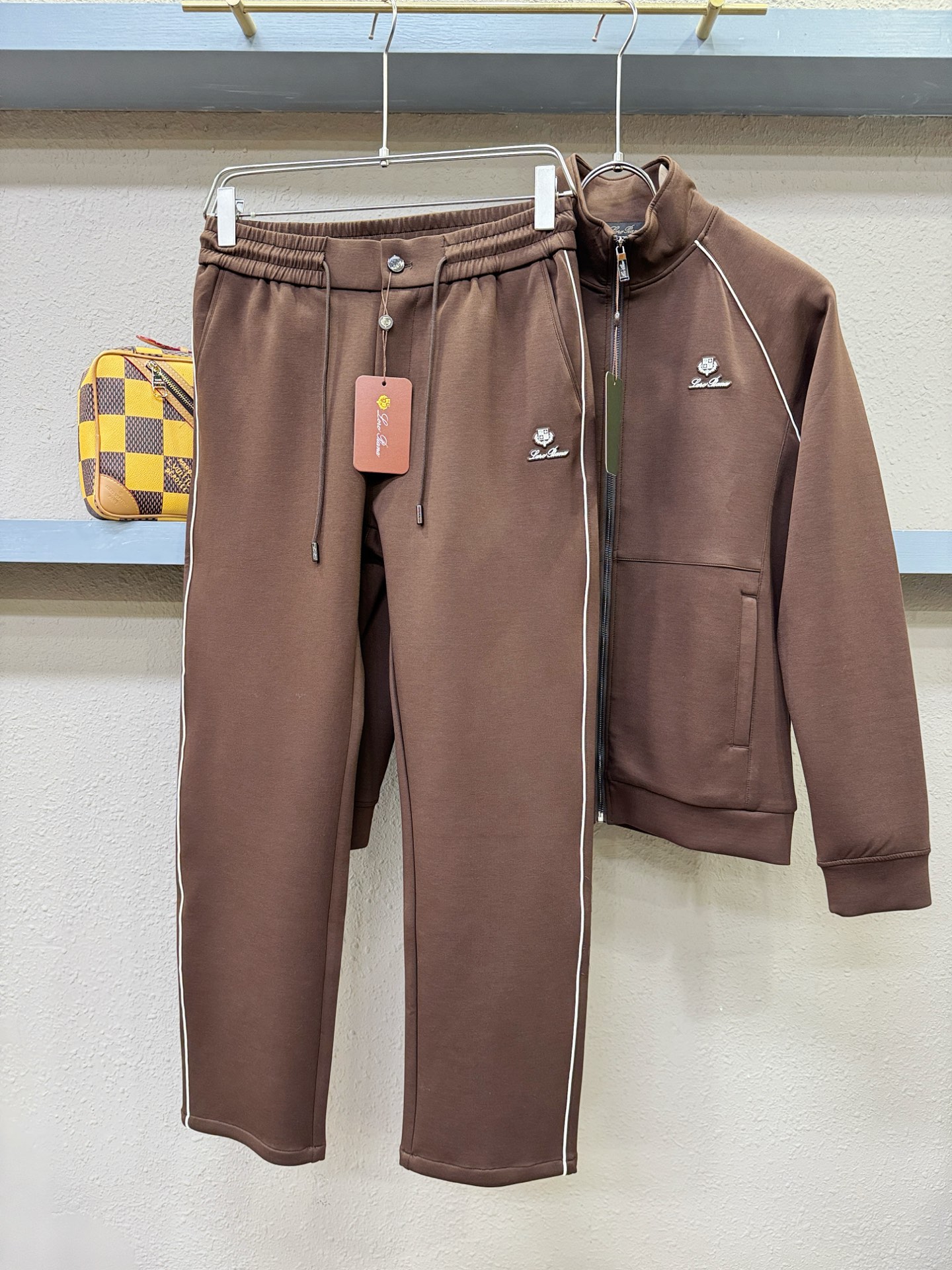 套装Loro Piana诺悠翩雅 2025秋冬新款休闲套装，细节精致高级，高级感满满。定制高端面料，上身