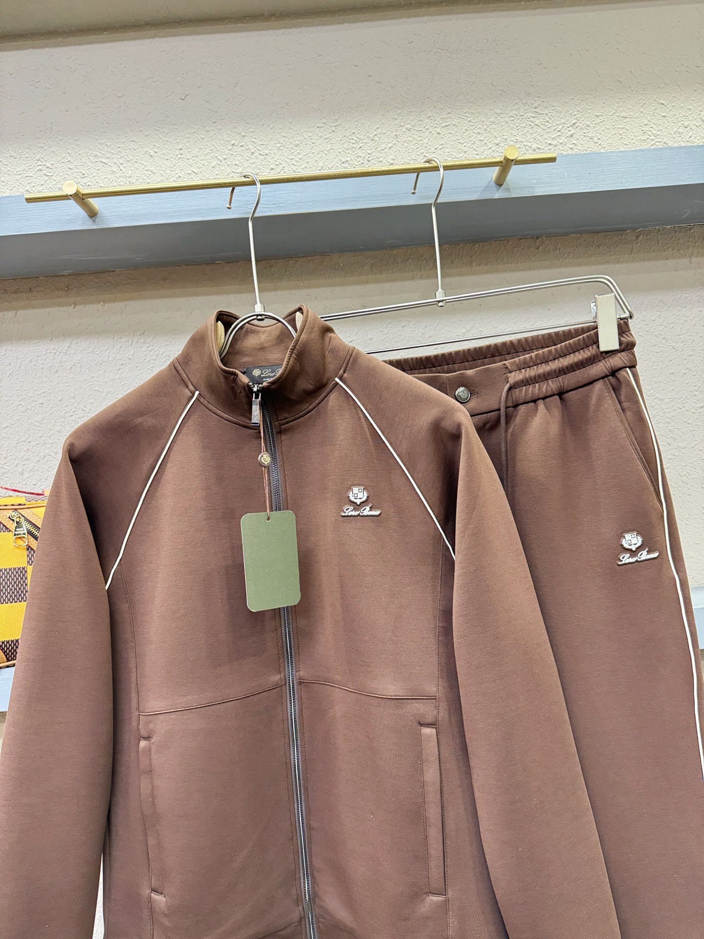 套装Loro Piana诺悠翩雅 2025秋冬新款休闲套装，细节精致高级，高级感满满。定制高端面料，上身