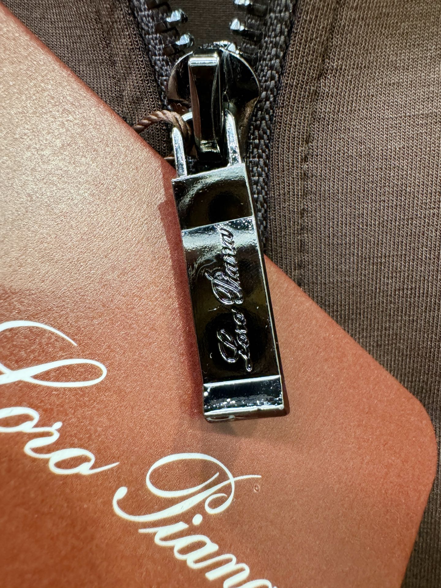 套装Loro Piana诺悠翩雅 2025秋冬新款休闲套装，细节精致高级，高级感满满。定制高端面料，上身