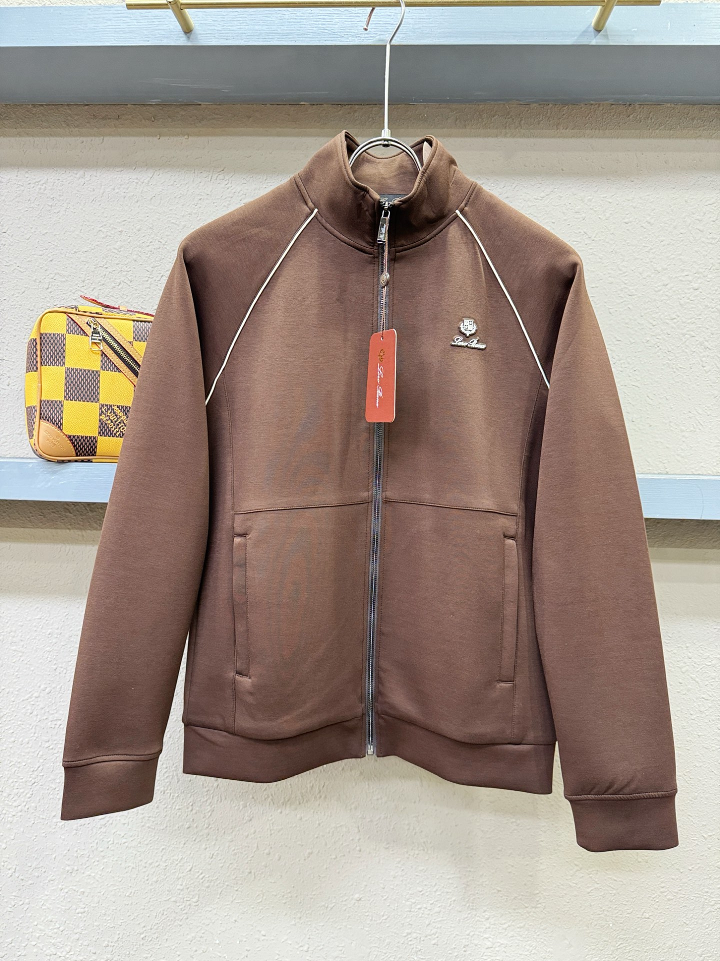 套装Loro Piana诺悠翩雅 2025秋冬新款休闲套装，细节精致高级，高级感满满。定制高端面料，上身