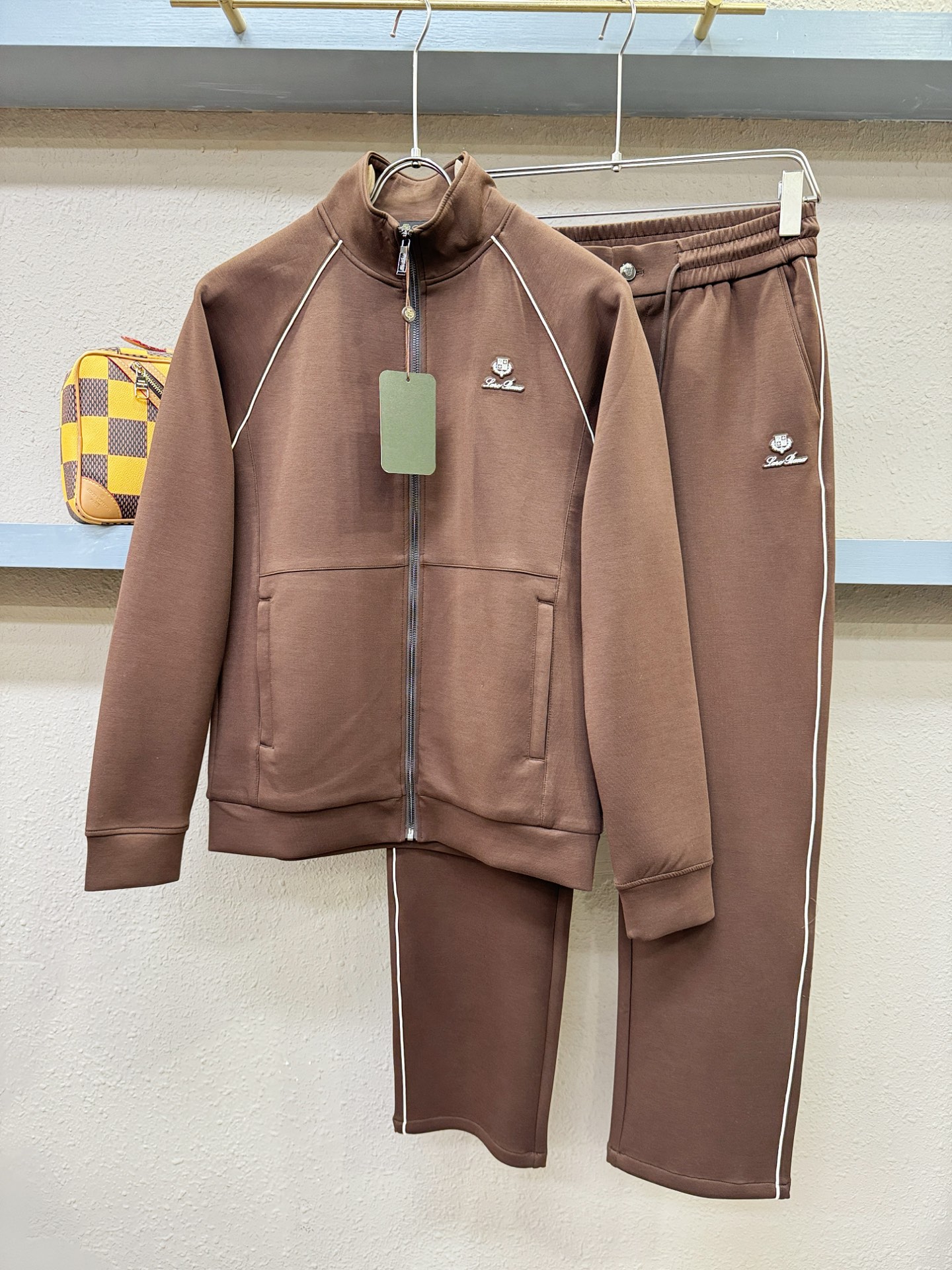 套装Loro Piana诺悠翩雅 2025秋冬新款休闲套装，细节精致高级，高级感满满。定制高端面料，上身