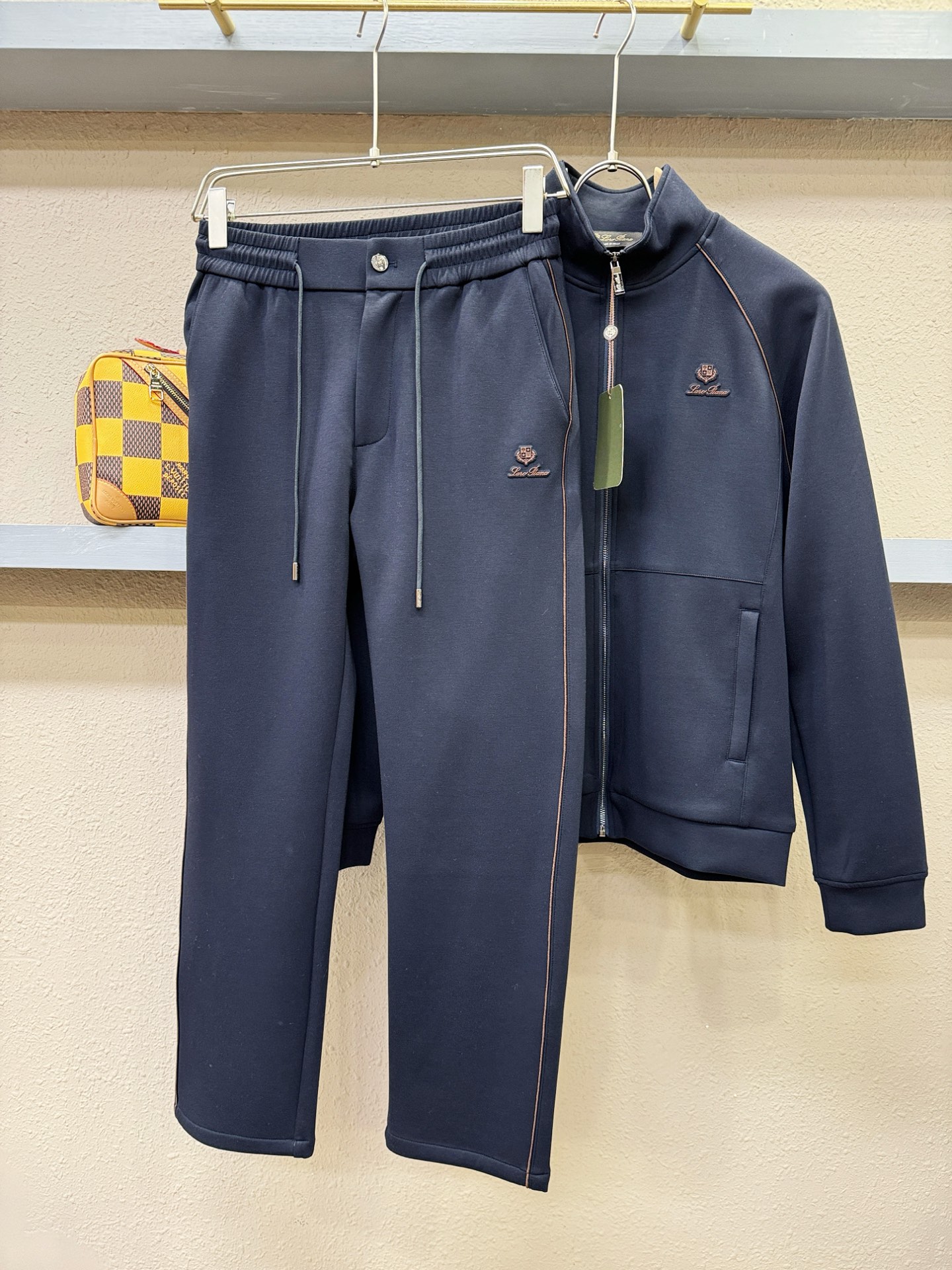 套装Loro Piana诺悠翩雅 2025秋冬新款休闲套装，细节精致高级，高级感满满。定制高端面料，上身