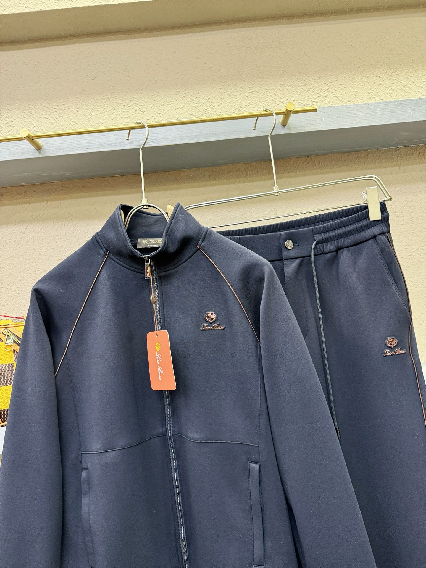 套装Loro Piana诺悠翩雅 2025秋冬新款休闲套装，细节精致高级，高级感满满。定制高端面料，上身