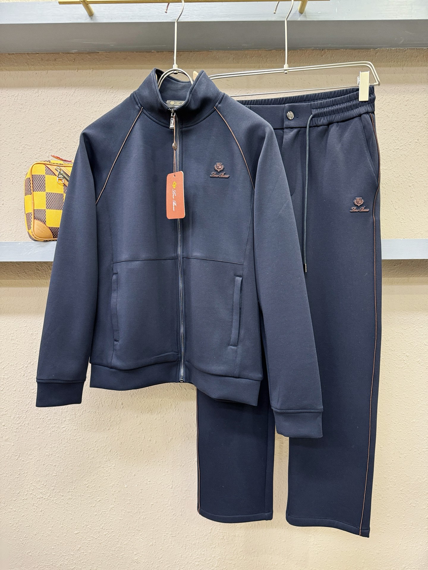 套装Loro Piana诺悠翩雅 2025秋冬新款休闲套装，细节精致高级，高级感满满。定制高端面料，上身