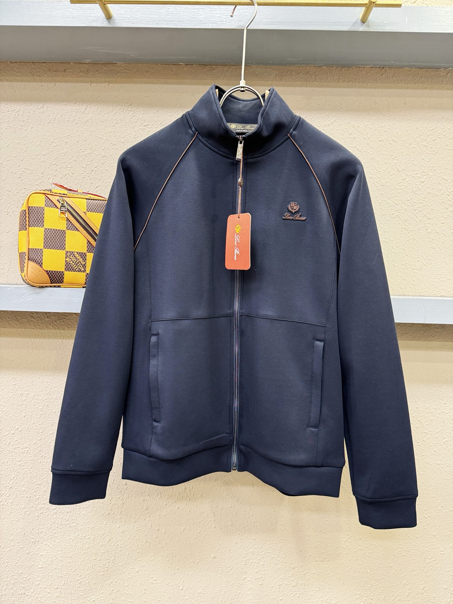 套装Loro Piana诺悠翩雅 2025秋冬新款休闲套装，细节精致高级，高级感满满。定制高端面料，上身