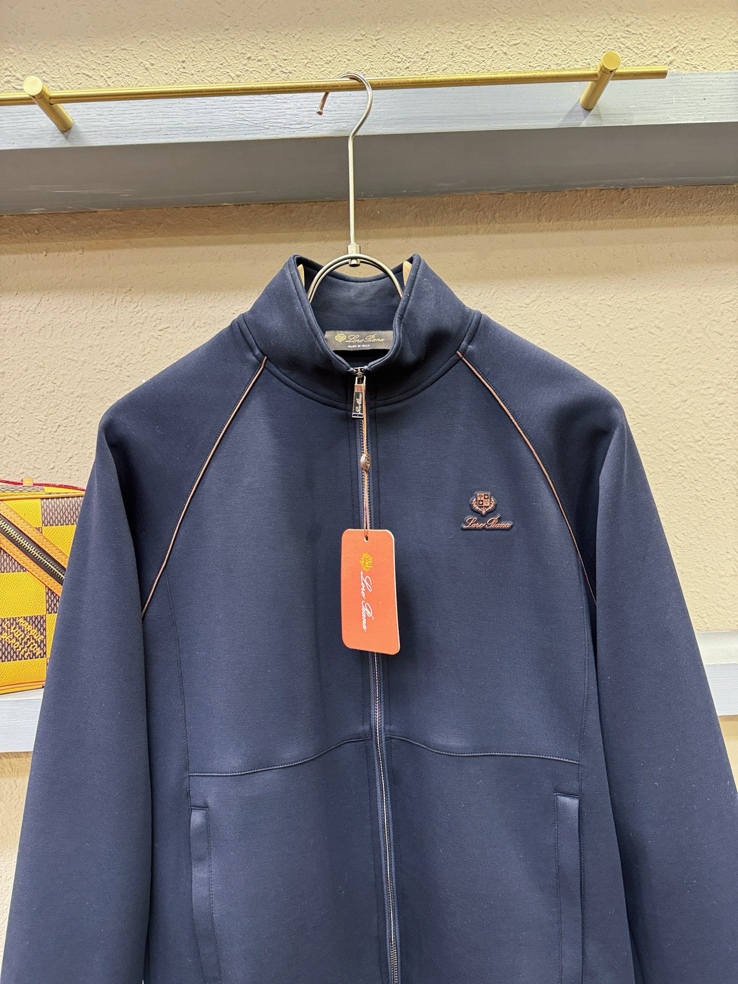 套装Loro Piana诺悠翩雅 2025秋冬新款休闲套装，细节精致高级，高级感满满。定制高端面料，上身