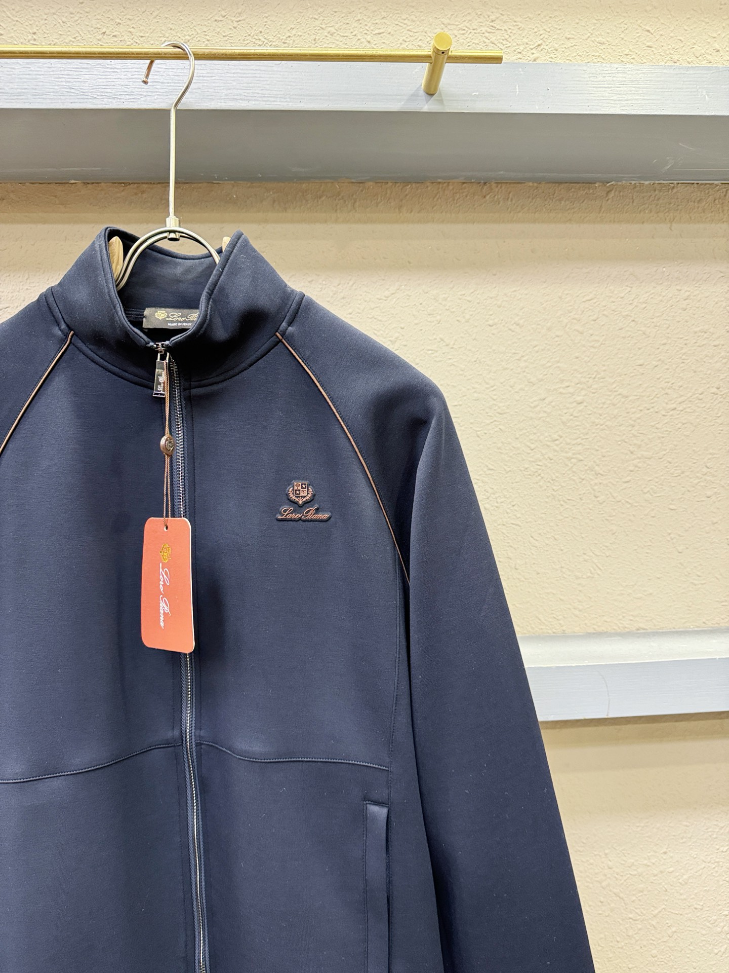 套装Loro Piana诺悠翩雅 2025秋冬新款休闲套装，细节精致高级，高级感满满。定制高端面料，上身