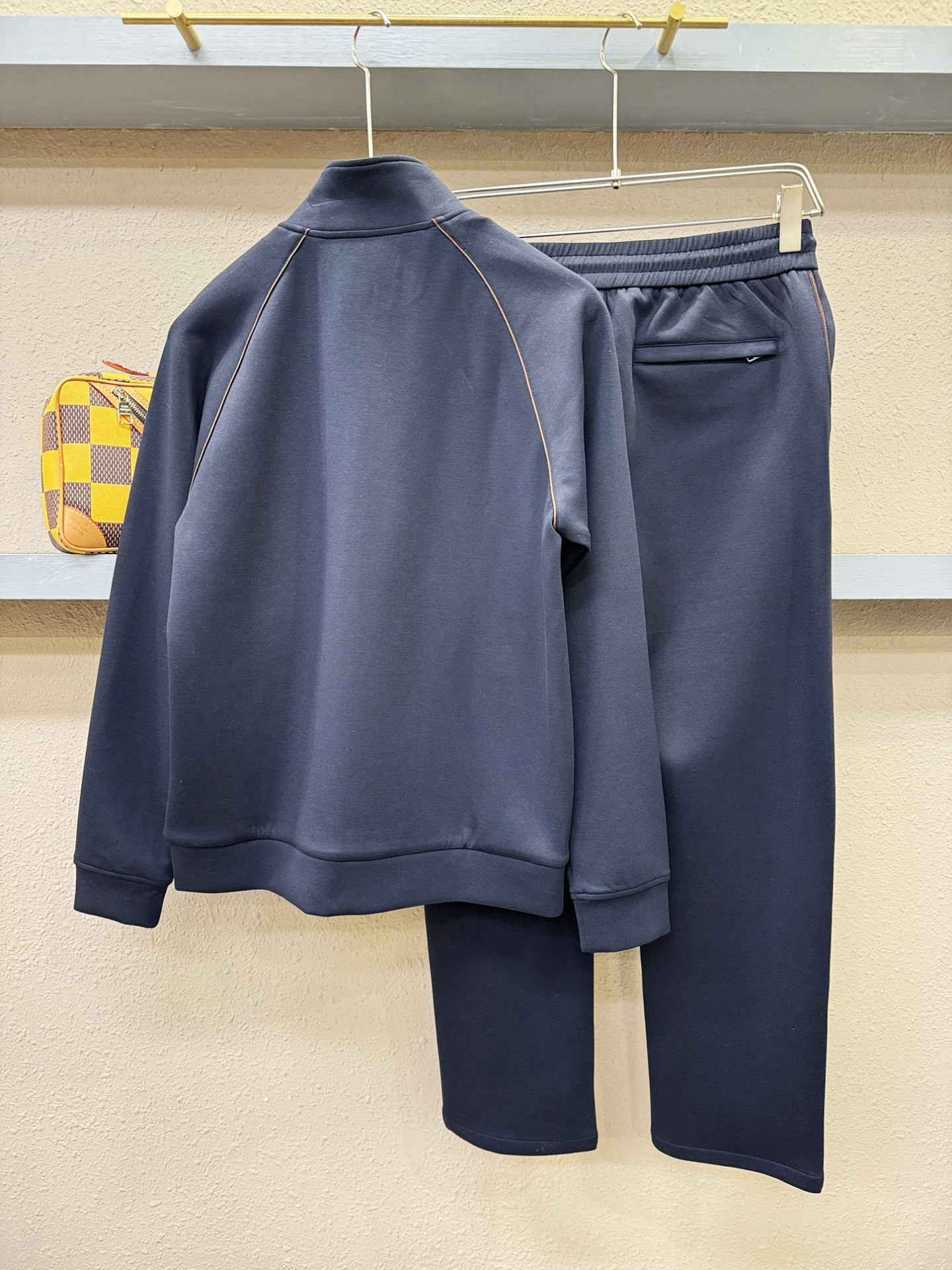 套装Loro Piana诺悠翩雅 2025秋冬新款休闲套装，细节精致高级，高级感满满。定制高端面料，上身